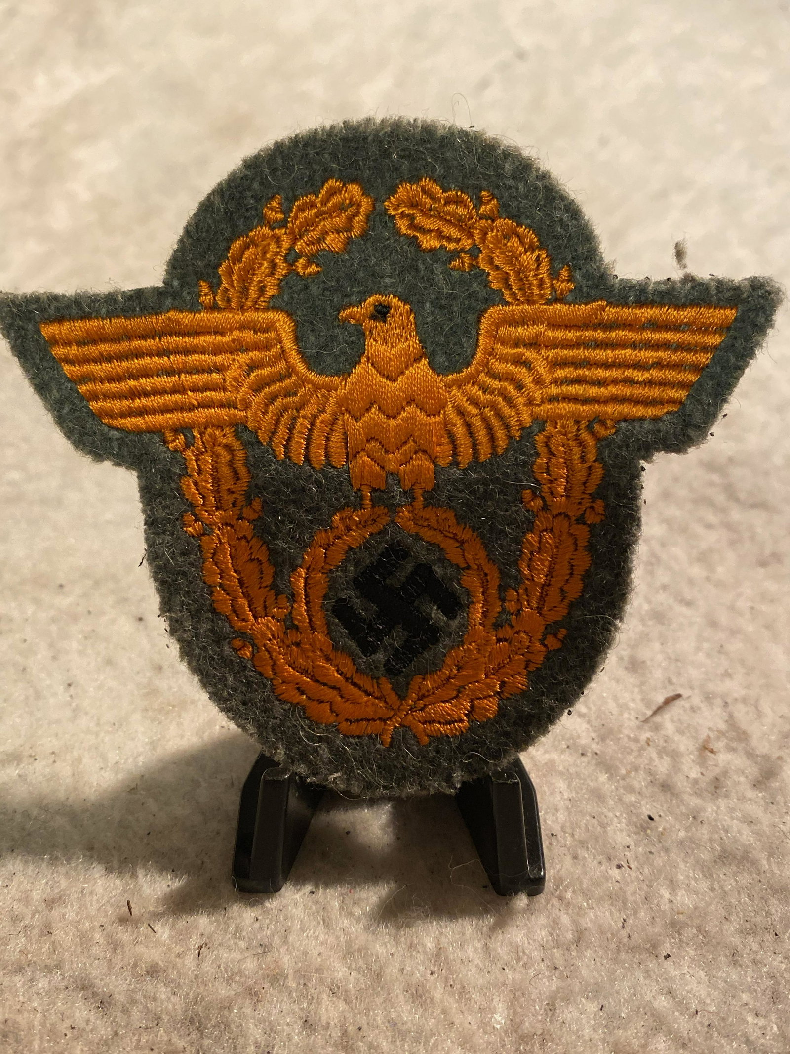 WW2 GERMAN POLICE SLEEVE PATCH UNISSUED: WW2 GERMAN POLICE SLEEVE PATCH UNISSUED. IN EXCELLENT SHAPE AND OVERALL CONDITION. COMES FROM A MUSEUM COLLECTION OF WW2 GERMAN ARTIFACTS. A GREAT FIND AND AN EXCELLENT ADDITION TO YOUR COLLECTION.