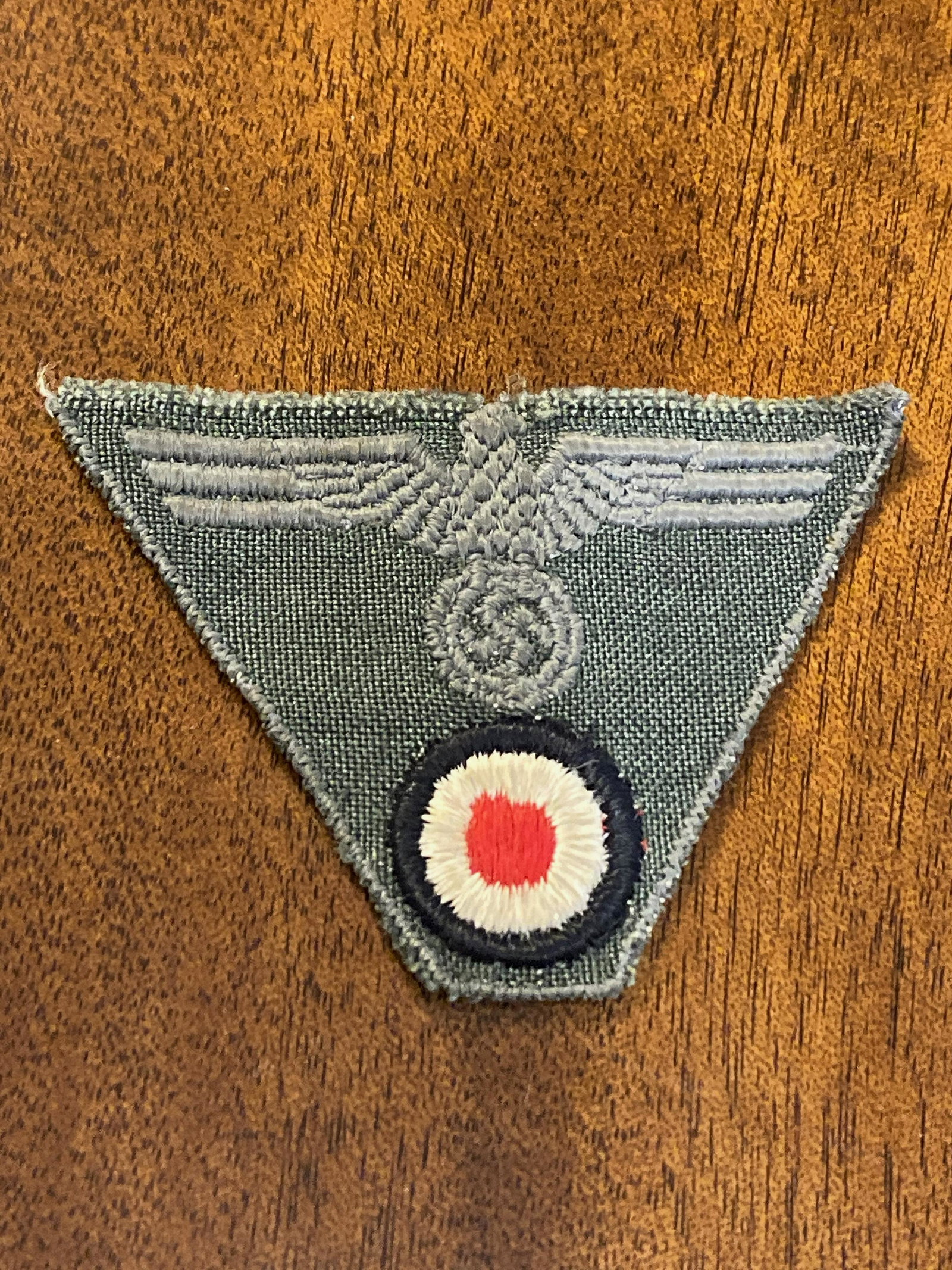 WW2 GERMAN HEER ARMY OFFICERS HAT PATCH: WW2 GERMAN HEER ARMY OFFICERS HAT PATCH. IN EXCELLENT SHAPE AND OVERALL CONDITION. PLEASE VIEW ALL DETAILED PICTURES. A GREAT FIND AND AN EXCELLENT ADDITION TO YOUR COLLECTION.