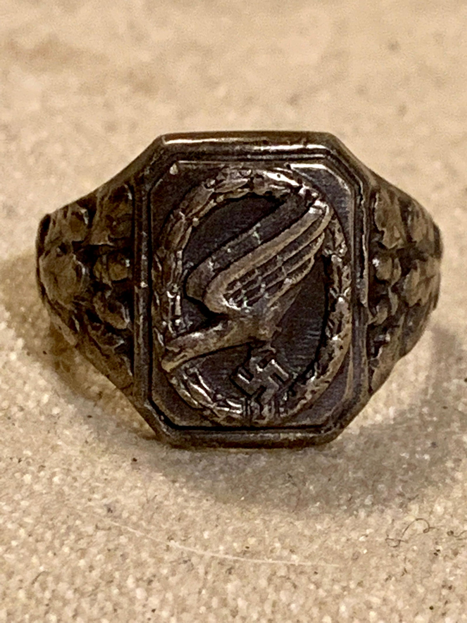 ORIG. WW2 GERMAN LUFTWAFFE PARATROOPERS STERLING RING: ORIG. WW2 GERMAN LUFTWAFFE PARATROOPERS STERLING RING. MARKED SILVER - VIEW PICTURES. A GREAT FIND AND AN EXCELLENT ADDITION TO YOUR COLLECTION.