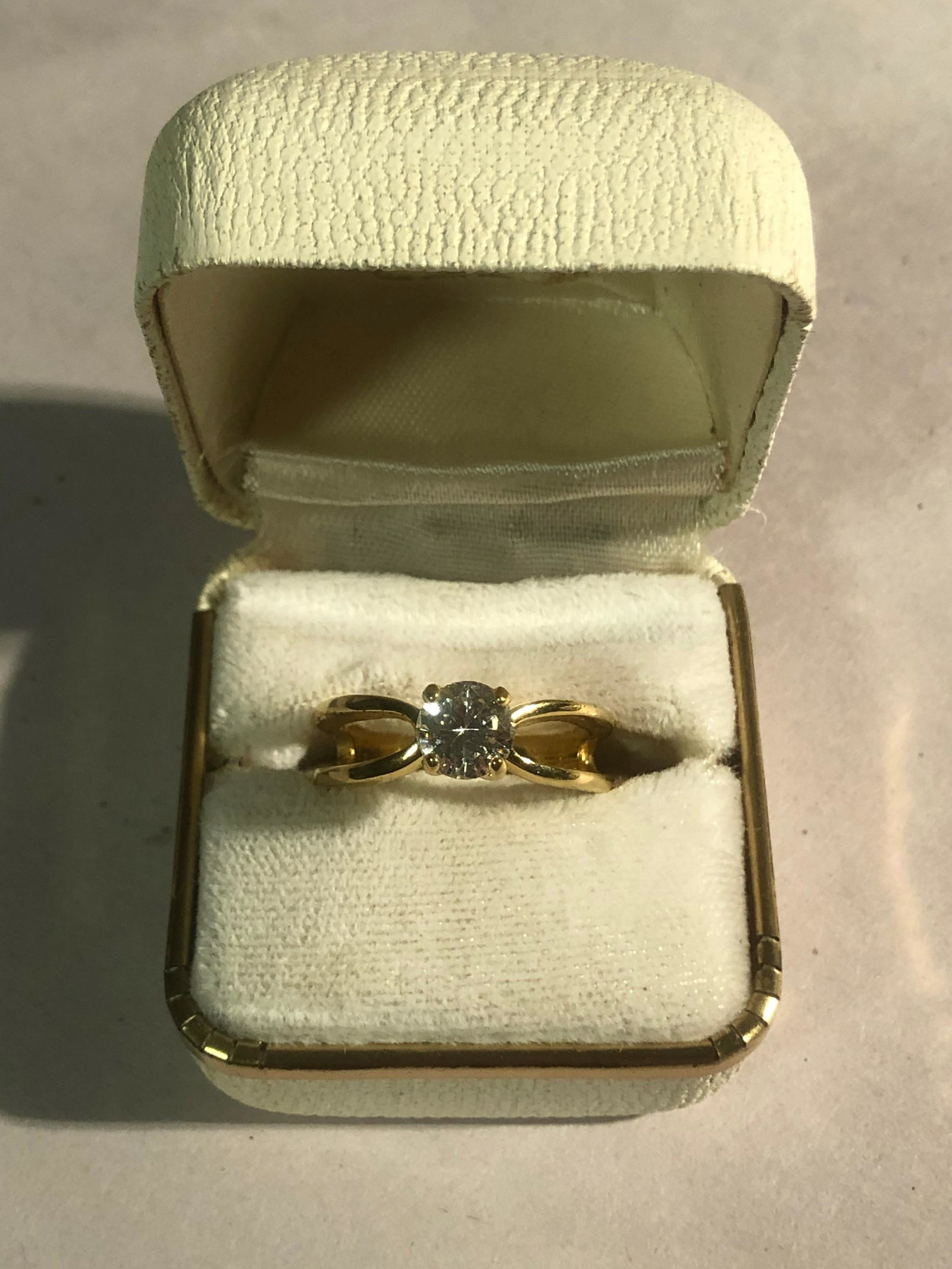 ELEGANT STERLING SILVER LADIES WEDDING RING: ELEGANT STERLING SILVER LADIES WEDDING RING. A GREAT RING FOR YOUR LOVED ONE!!