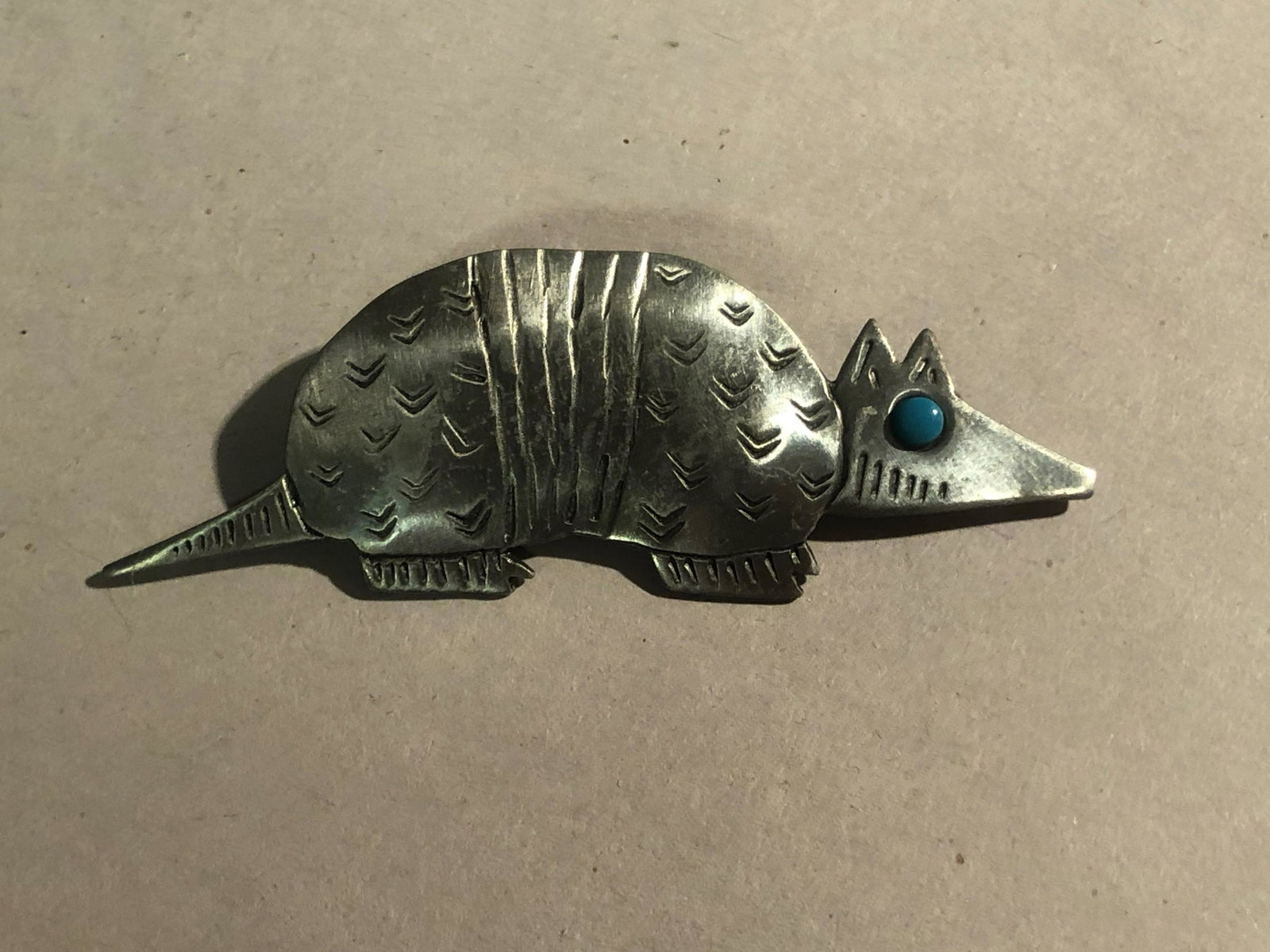 SIGNED JJ NATIVE AMERICAN MOUSE BROOCH: SIGNED JJ NATIVE AMERICAN MOUSE BROOCH.