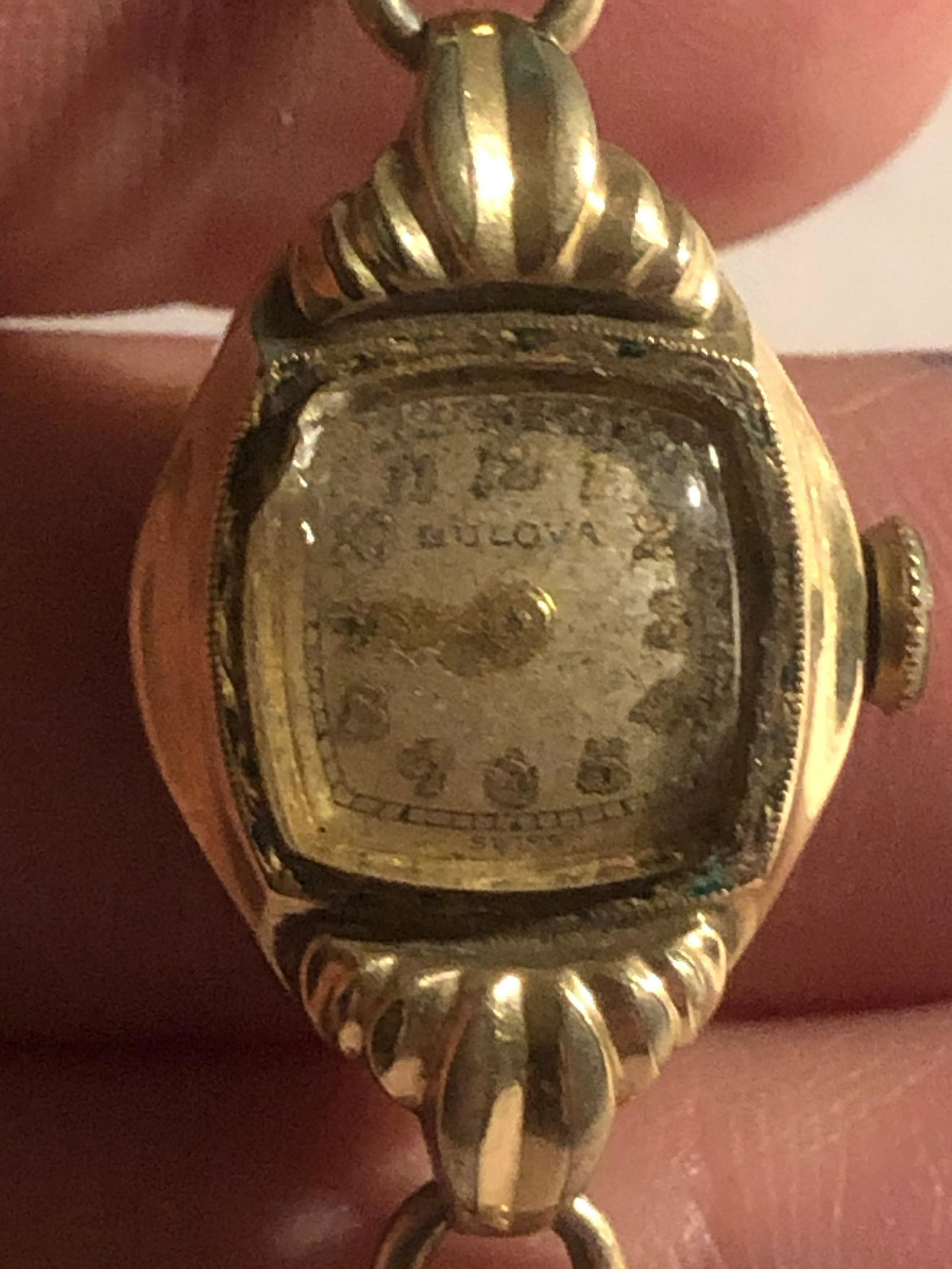 VINTAGLE LADIES BULOVA WRISTWATCH: VINTAGLE LADIES BULOVA WRISTWATCH. A GREAT WATCH TO ADD TO YOUR COLLECTION.