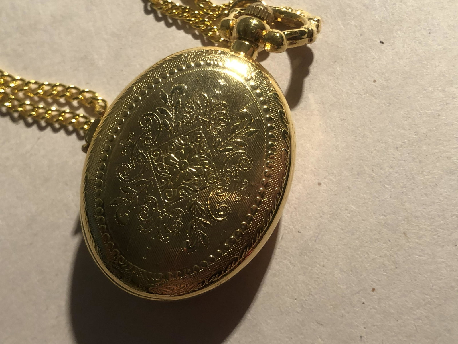 VINTAGLE LADIES WATCH LOCKET PENDANT: VINTAGLE LADIES WATCH LOCKET PENDANT. A GREAT COLLECTIBLE ITEM OR A GREAT CHRISTMAS GIFT.