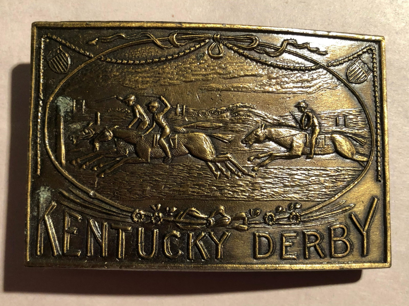 VINTAGE KENTUCKY DERBY BELT BUCKLE: VINTAGE KENTUCKY DERBY BELT BUCKLE. IN GOOD SHAPE AND OVERALL CONDITION.