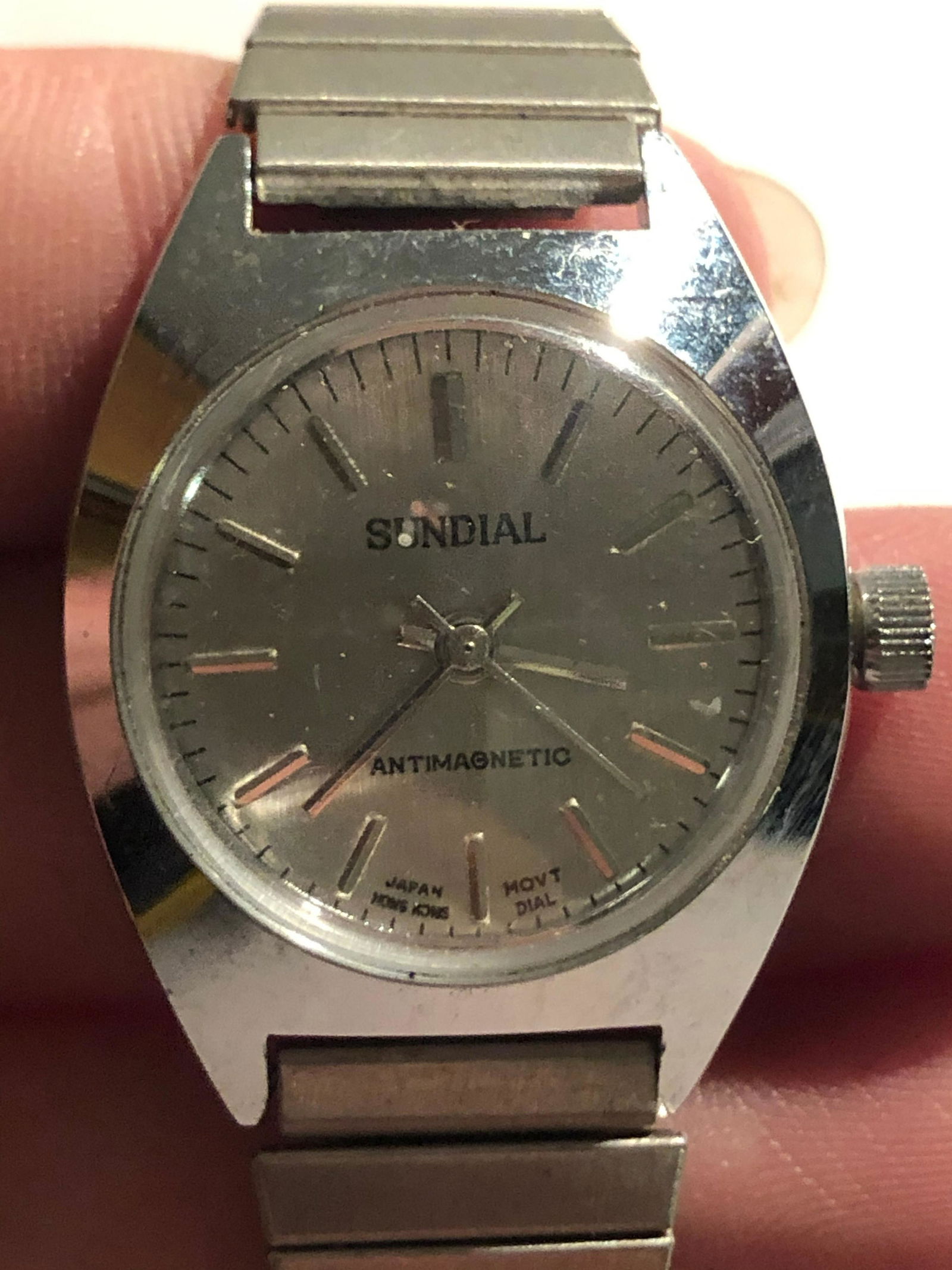MENS SUNDIAL ANTI-MAGNETIC WATCH: MENS SUNDIAL ANTI-MAGNETIC WATCH. IN EXCELLENT SHAPE AND OVERALL CONDITION.