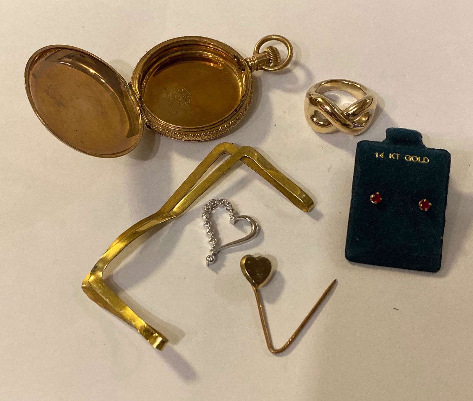 MARKED 14K & 10K SCRAP GOLD LOT - POSSIBLE ALL GOLD: MARKED 14K & 10K SCRAP GOLD LOT - POSSIBLE ALL GOLD. THIS LOT IS UNTESTED! COMES FROM A JEWELERS BENCH. PLEASE VIEW PICTURES! MARKED 10K & 14K. SELLING THE WHOLE LOT FOR ONE MONEY.