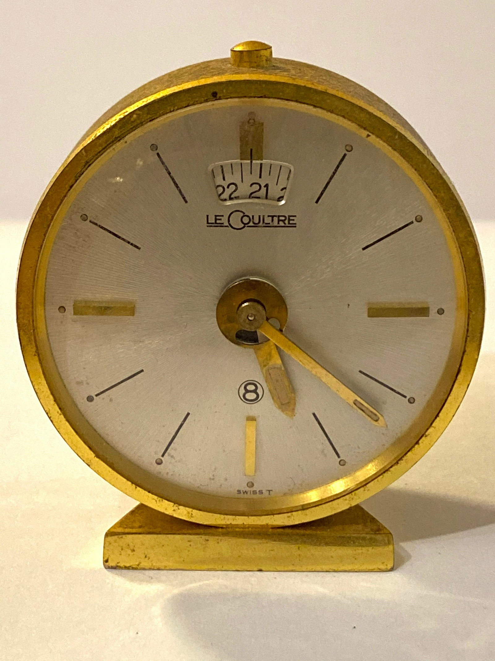 VINTAGE LE COULTRE 8 DAYS TRAVEL DESK CLOCK: VINTAGE LE COULTRE 8 DAYS TRAVEL DESK CLOCK. RUNS AND KEEPS GOOD TIME. IN MINT OVERALL CONDITION. A GREAT ADDITION TO YOUR COLLECTION!