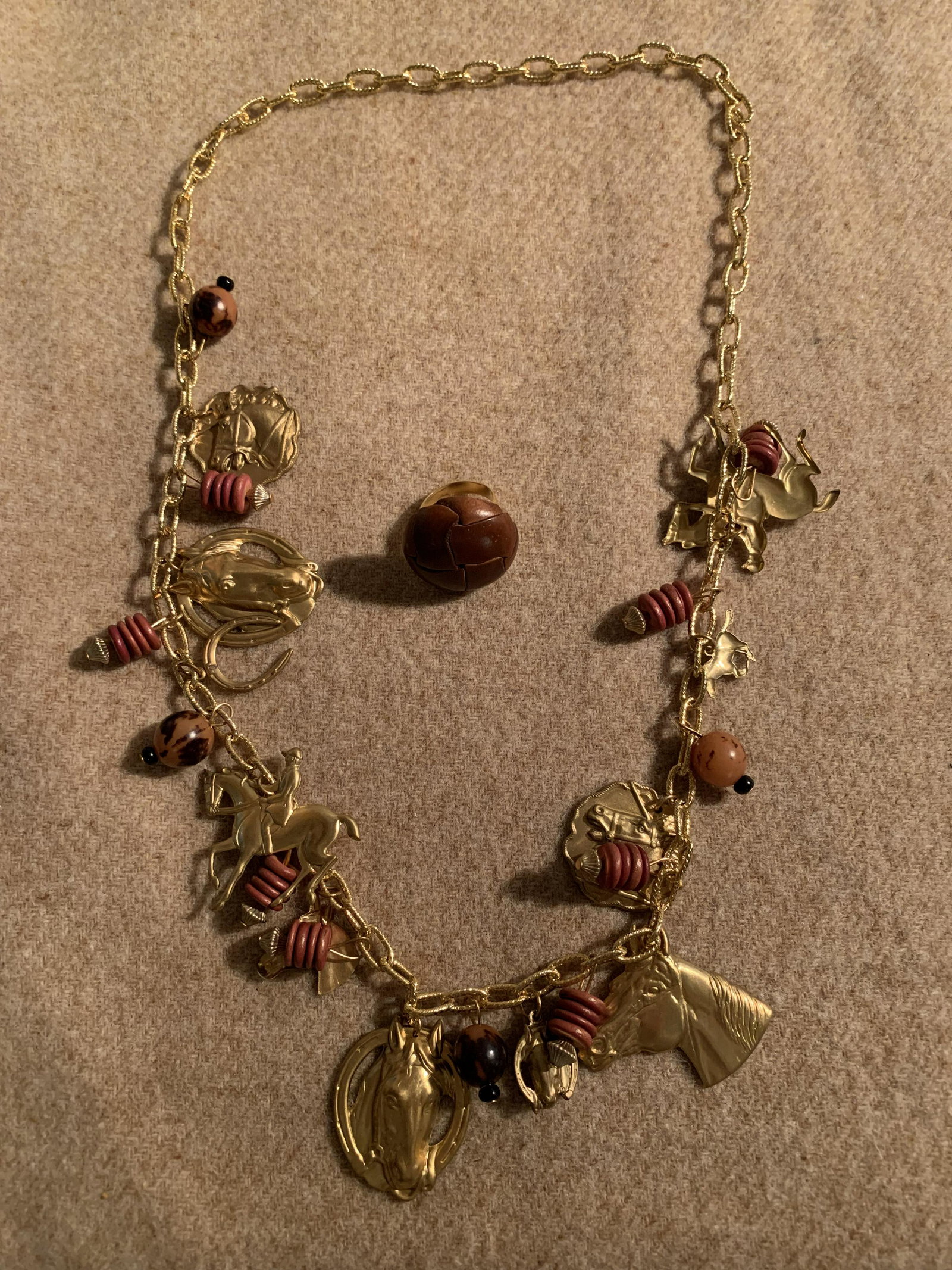 VINTAGE LADIES NECKLACE & RING SET: VINTAGE LADIES NECKLACE & RING SET. A GREAT ADDITION TO YOUR COLLECTION.