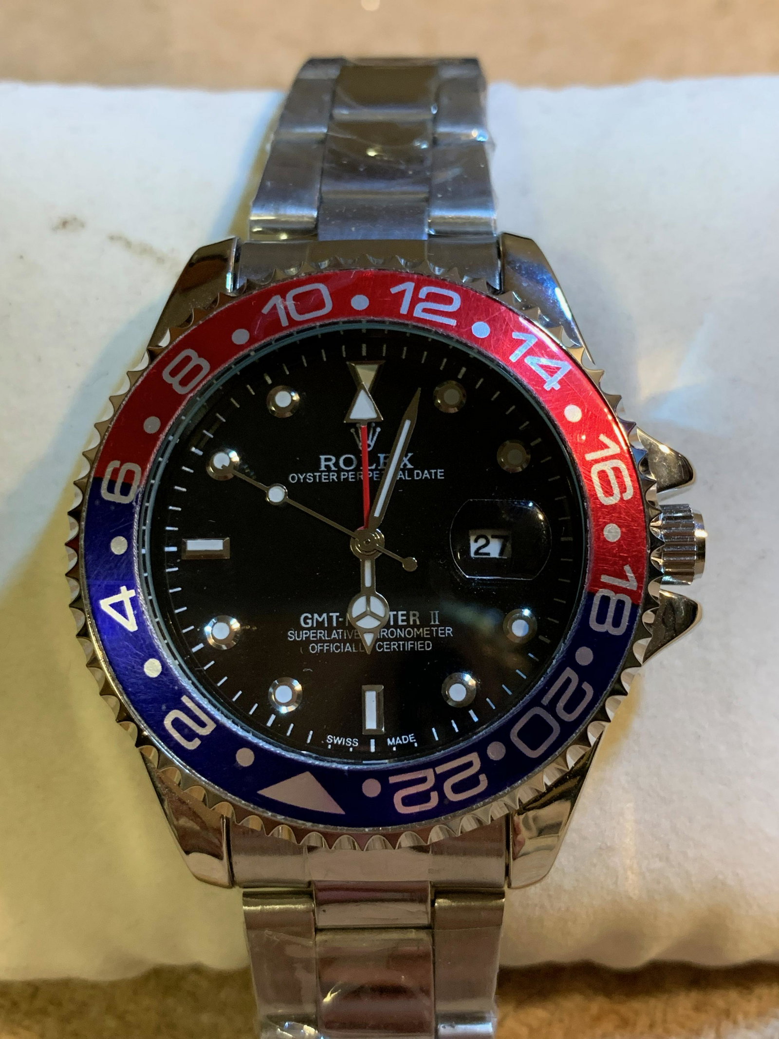 ROLEX GMT MASTER II MENS PEPSI DIAL WATCH: ROLEX GMT MASTER II MENS PEPSI DIAL WATCH. IN GOOD SHAPE AND OVERALL CONDITION. POSSIBLE REPRO? THIS IS AN ESTATE FIND. FELLS AND WEARS GREAT! A GREAT ADDITION TO YOUR COLLECTION.