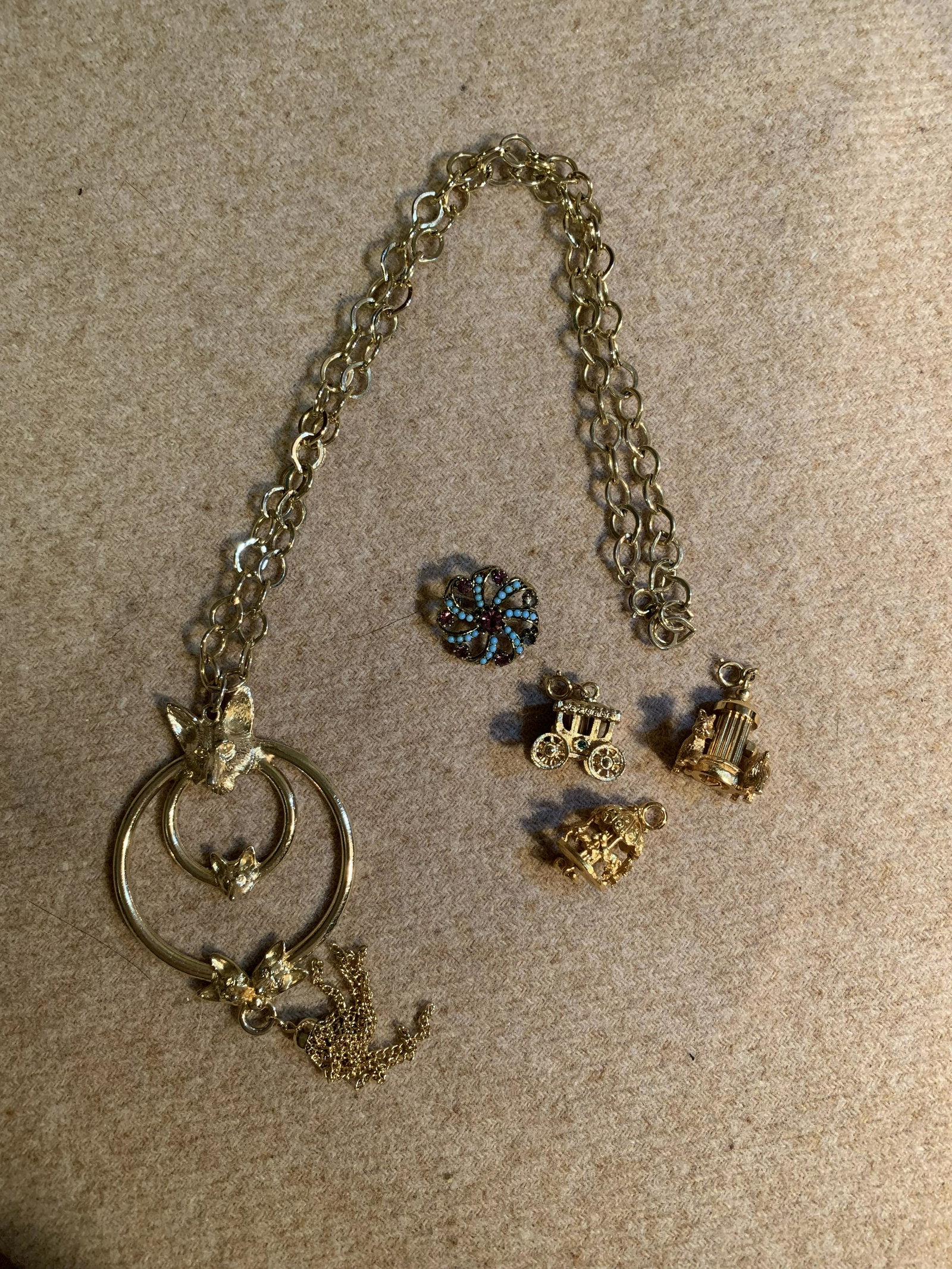 ANTIQUE LOT OF JEWELRY NECKLACE AND PINS: ANTIQUE LOT OF JEWELRY NECKLACE AND PINS. A GREAT LOT TO ADD TO YOUR COLLECTION.