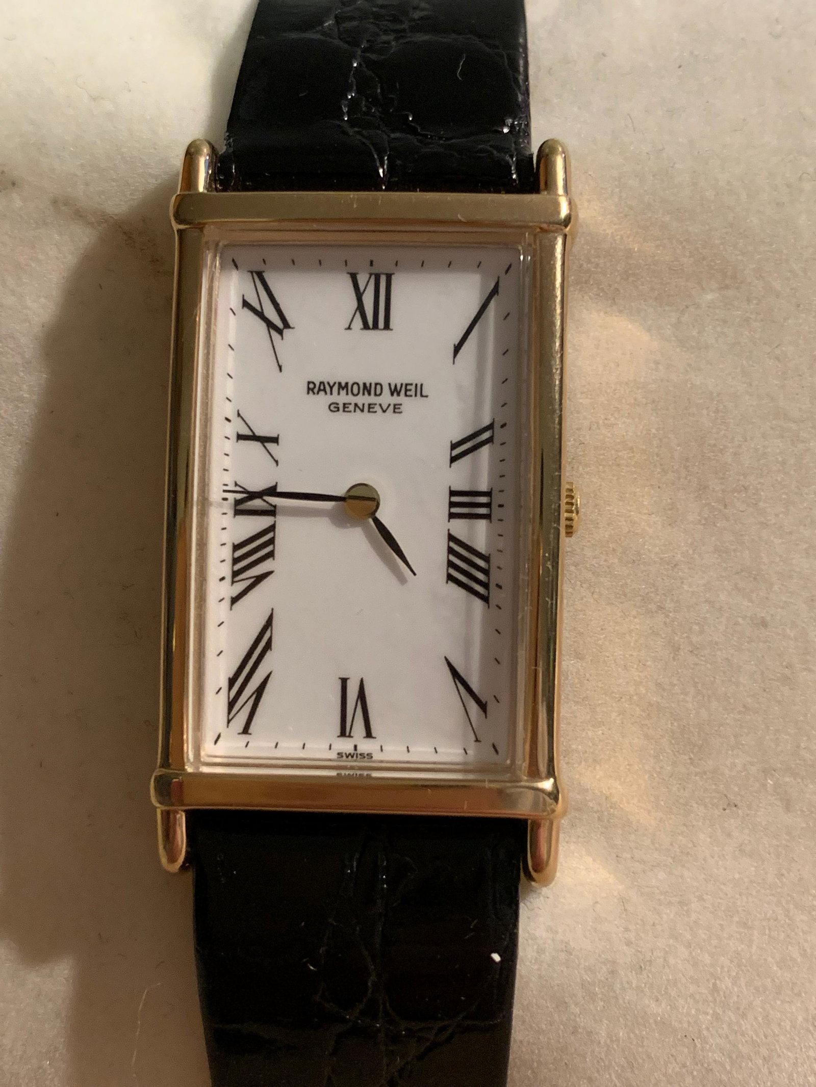 MINT 18K GP RAYMOND WEIL MENS WATCH W/CASE: MINT 18K GP RAYMOND WEIL MENS WATCH W/CASE. COMES WITH THE ORIGINAL CASE. PLEASE VIEW ALL DETAILED PICTURES. A GREAT FIND AND AN EXCELLENT ADDITION TO YOUR COLLECTION.