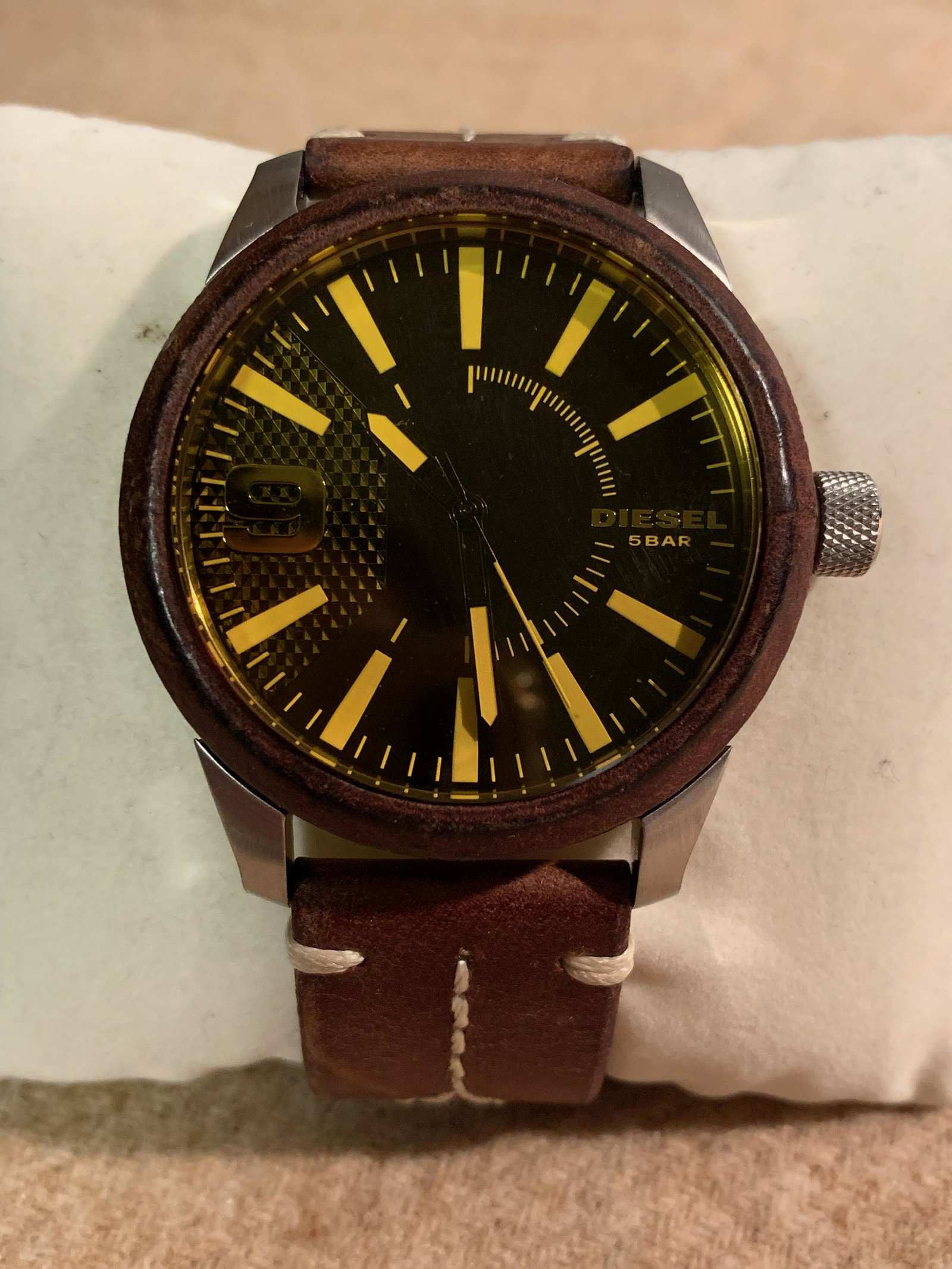 MENS BIG SIZED DIESEL WRISTWATCH: MENS BIG SIZED DIESEL WRISTWATCH. WATCH IS MISSING A BUCKLE ON THE BAND. PLEASE VIW PICTURES. A GREAT ADDITION TO YOUR WATCH COLLECTION.