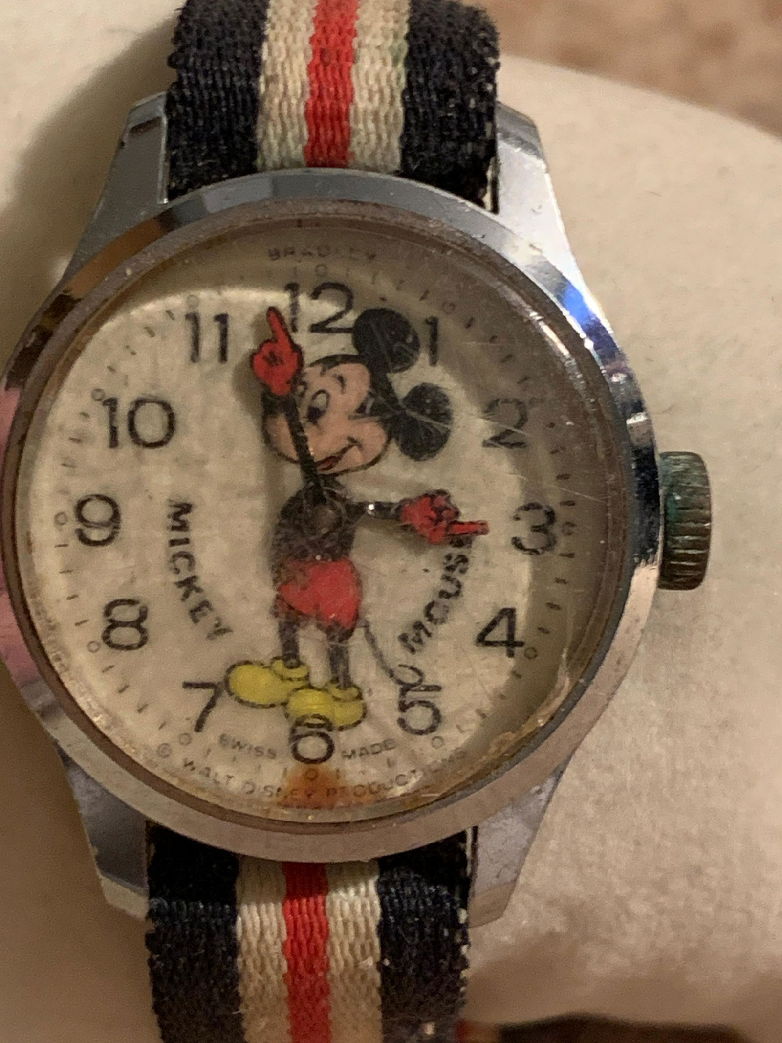 ANTIQUE WIND-UP MICKEY MOUSE WATCH: ANTIQUE WIND-UP MICKEY MOUSE WATCH. A GREAT COLLECTORS ITEM. A GREAT ADDITION TO YOUR COLLECTION.