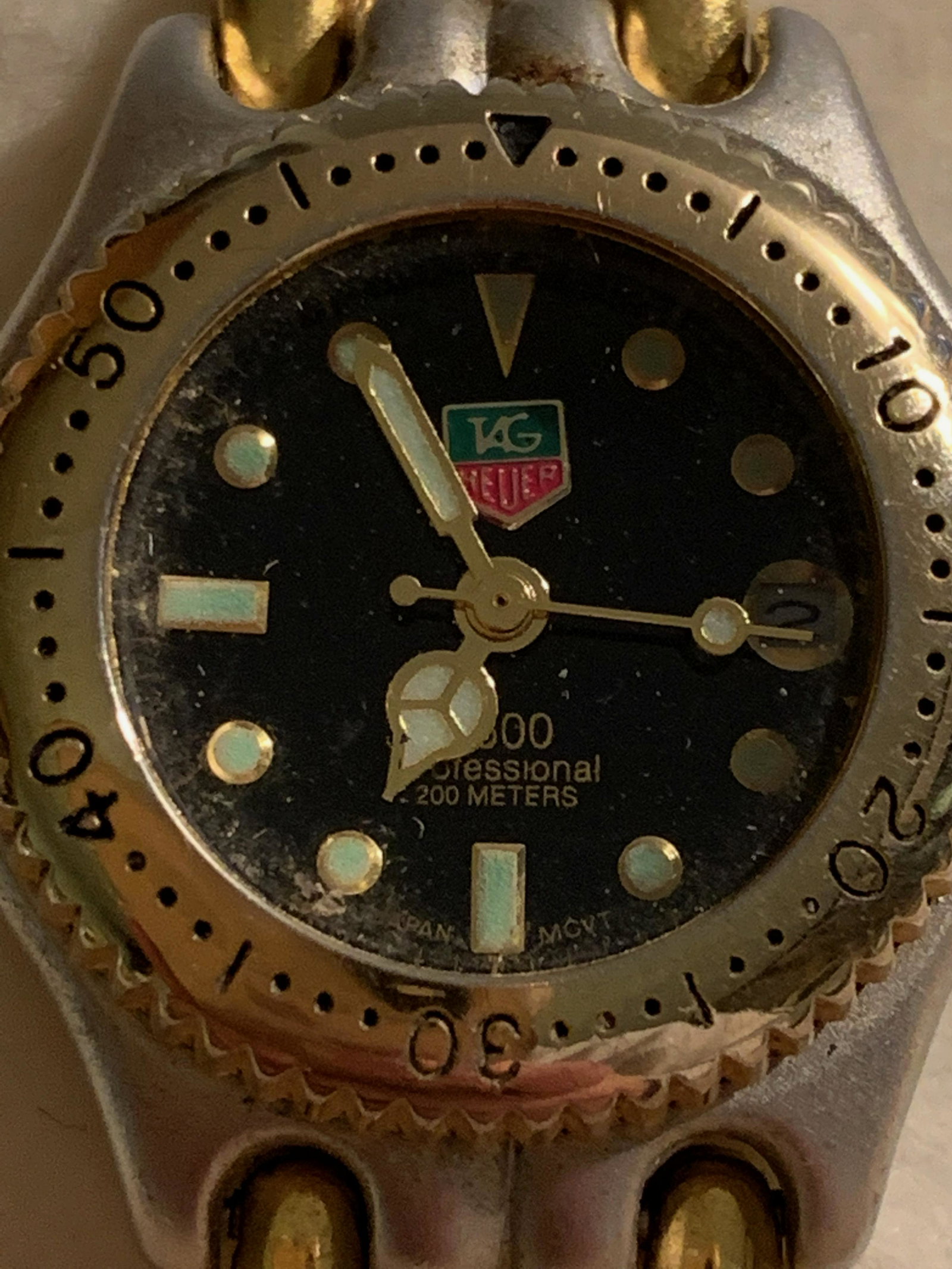 VINTAGLE LADIES TAG HEUER 2 TONE WRISTWATCH: VINTAGLE LADIES TAG HEUER 2 TONE WRISTWATCH. WORKS AND RUNS. PLEASE VIEW PICTURES.