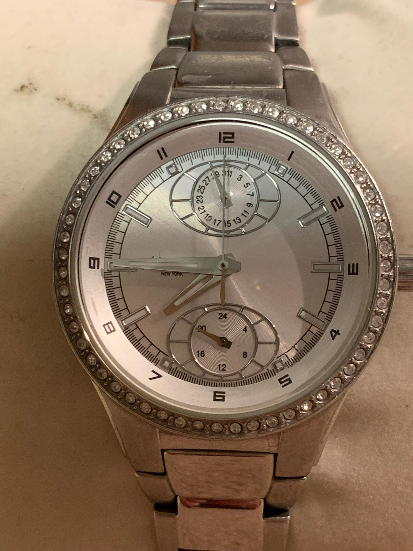 KENNETH COLE NY DESIGNER WRISTWATCH: KENNETH COLE NY DESIGNER WRISTWATCH. A GREAT ADDITION TO YOUR COLLECTION.