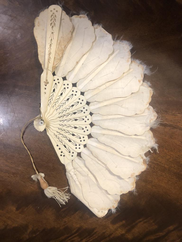 ANTIQUE JAPANESE 1800'S BONE HAND FAN: ANTIQUE JAPANESE 1800'S BONE HAND FAN. IN MINT SHAPE AND OVERALL CONDITION. A GREAT FIND!