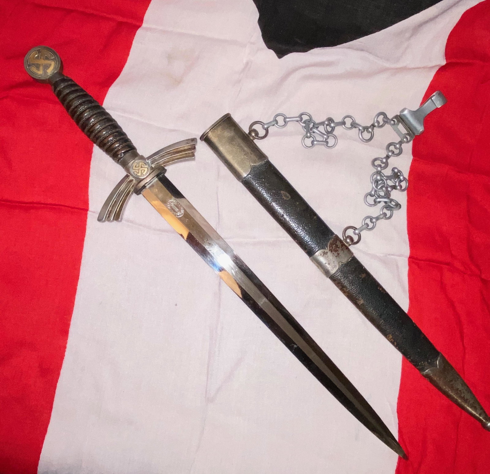 WW2 GERMAN NAZI LUFTWAFFE CHAINED DAGGER W/ FLIGHT: WW2 GERMAN NAZI LUFTWAFFE CHAINED DAGGER W/ FLIGHT MARKS - FL 2.. THIS IS A RARE FIND. THIS COMES FROM A MUSEUM COLLECTION OF WW2 GERMAN ARTIFACTS. THE 1ST MODEL LUFTWAFFE DAGGERS WITH THE EARLY SOLID