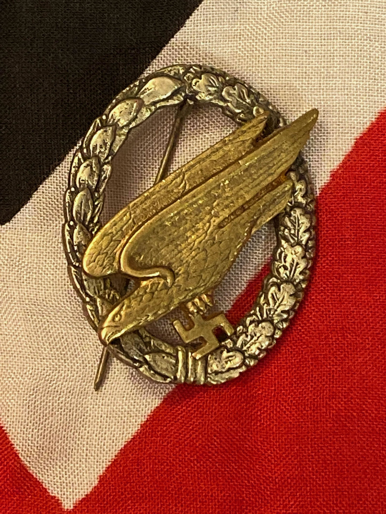 WW2 GERMAN LUFTWAFFE FALLSCHIRMJAGER BADGE: WW2 GERMAN LUFTWAFFE FALLSCHIRMJAGER PARATROOPER BADGE. IN EXCELLENT SHAPE AND OVERALL CONDITION WITH A BEAUTIFUL OVERALL PATINA. A GREAT FIND AND AN EXCELLENT ADDITION TO YOUR COLLECTION.