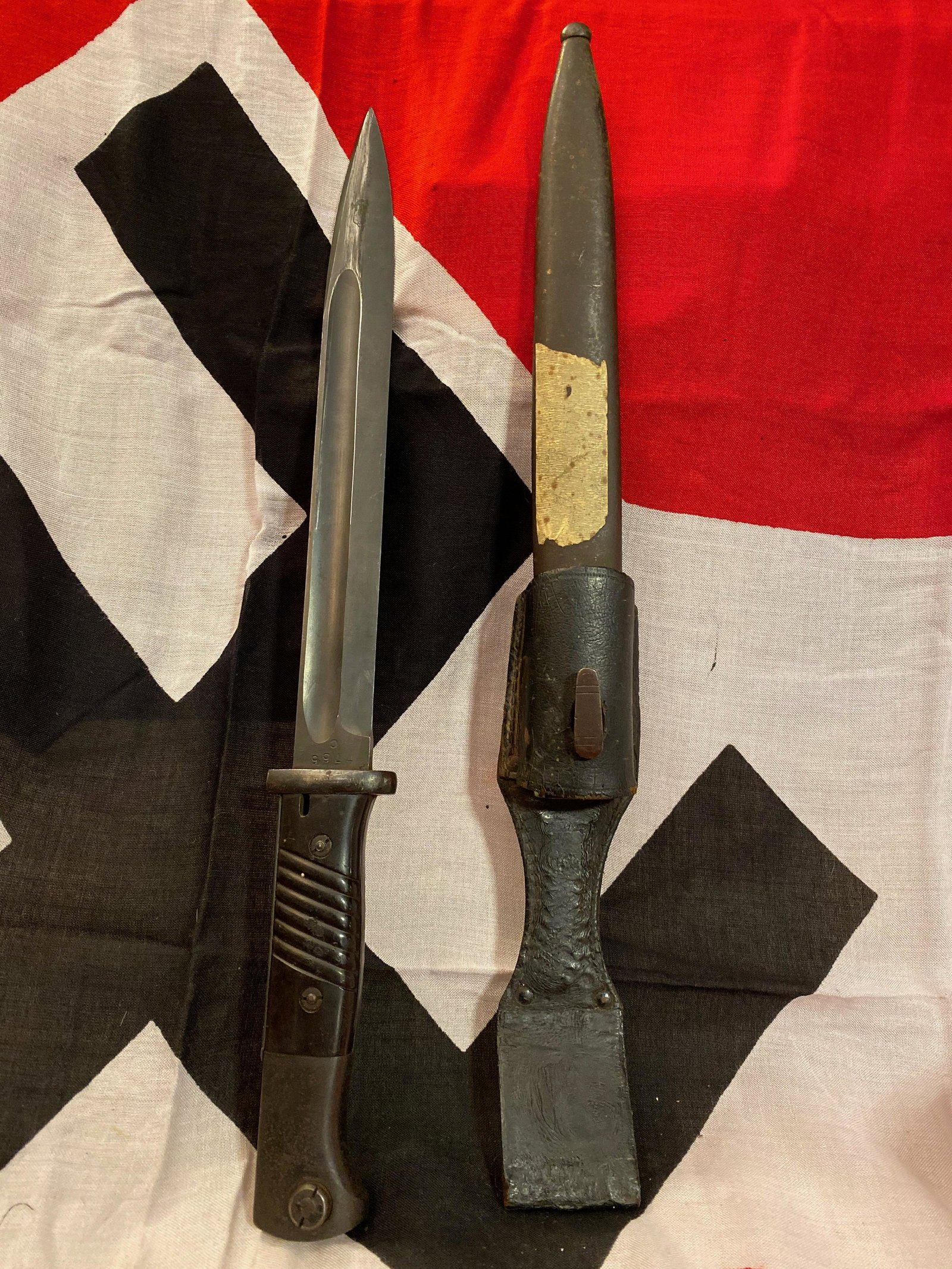 WW2 GERMAN BAYONET: WW2 GERMAN BAYONET. IN EXCELLENT SHAPE AND OVERALL CONDITION. A GREAT FIND AND AN EXCELLENT ADDITION TO YOUR COLLECTION.
