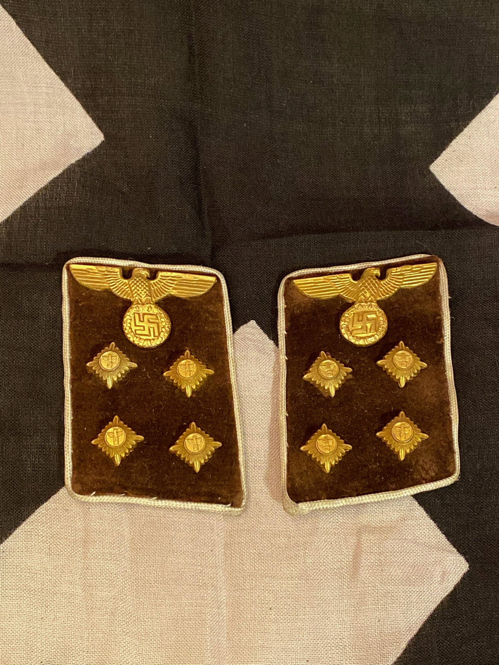 WW2 GERMAN NSDAP GEMEINSCHAFTERLEITER COLLAR TABS: WW2 GERMAN NSDAP GEMEINSCHAFTERLEITER COLLAR TABS. IN MINT SHAPE AND OVERALL CONDITION. THE RZM PAPER TAG IS STILL ATTACHED ON ONE OF THE COLLAR TABS. THESE PAIR ARE AN HONEST EXAMPLE OF THE GERMAN WW