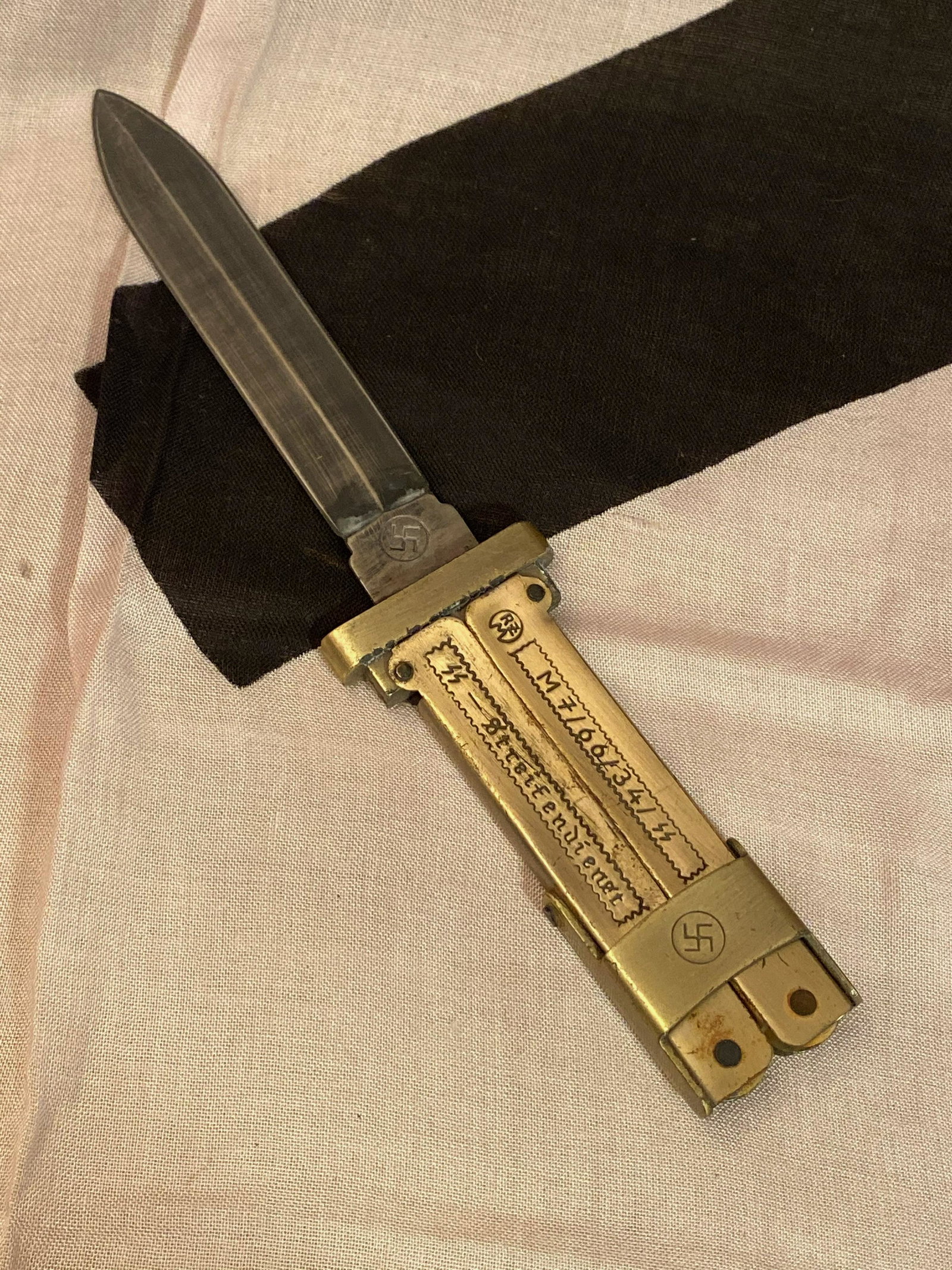 WW2 GERMAN SS PARATROOPER GRAVITY FOLDING KNIFE: WW2 GERMAN SS PARATROOPER GRAVITY FOLDING KNIFE. IN EXCELLENT SHAPE AND OVERALL CONDITION. KNIFE IS IN MINT OVERALL SHAPE AND CONDITION FOR ITS AGE. HAS A BEAUTIFUL OVERALL PATINA. PLEASE VIEW PICTURE