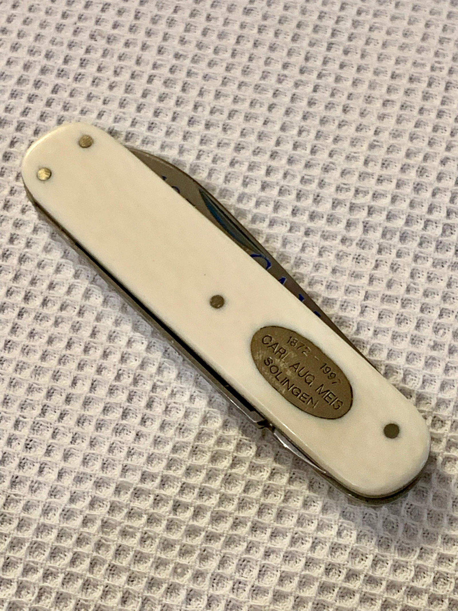 CARL AUG. MEIS 1872-1997 125TH ANNIV. POCKET KNIFE: CARL AUG. MEIS 1872-1997 125TH ANNIV. POCKET KNIFE. IN EXCELLENT SHAPE AND OVERALL CONDITION. THIS IS A #1 OF 300 LIMITED EDITION KNIFES. THIS WAS THE FIRST ONE MADE OF THE 300 SERIES. A GREAT FIND AN