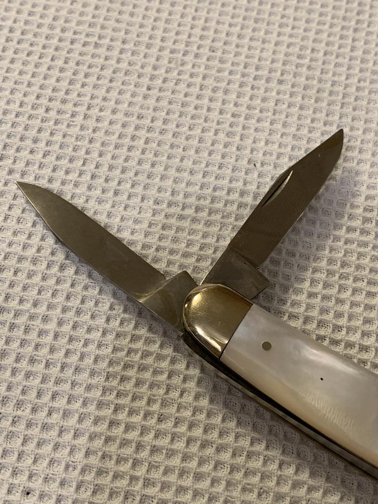 VINTAGE MARBLES MULTI EDGE POCKET KNIFE: VINTAGE MARBLES MULTI EDGE POCKET KNIFE. HAS PEARL HANDLES AND IN MINT OVERALL SHAPE AND CONDITION. A GREAT ADDITION TO YOUR COLLECTION.