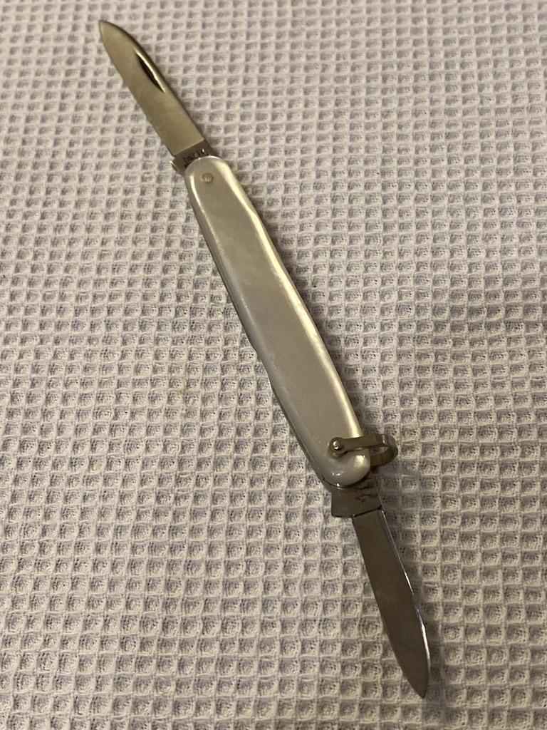 RARE CASE XX 82053 POCKET KNIFE: RARE CASE XX 82053 POCKET KNIFE. IN MINT SHAPE AND OVERALL CONDITION. HAS BEAUTIFUL PEARL HANDLES AND WOULD MAKE A GREAT ADDITION TO YOUR COLLECTION!