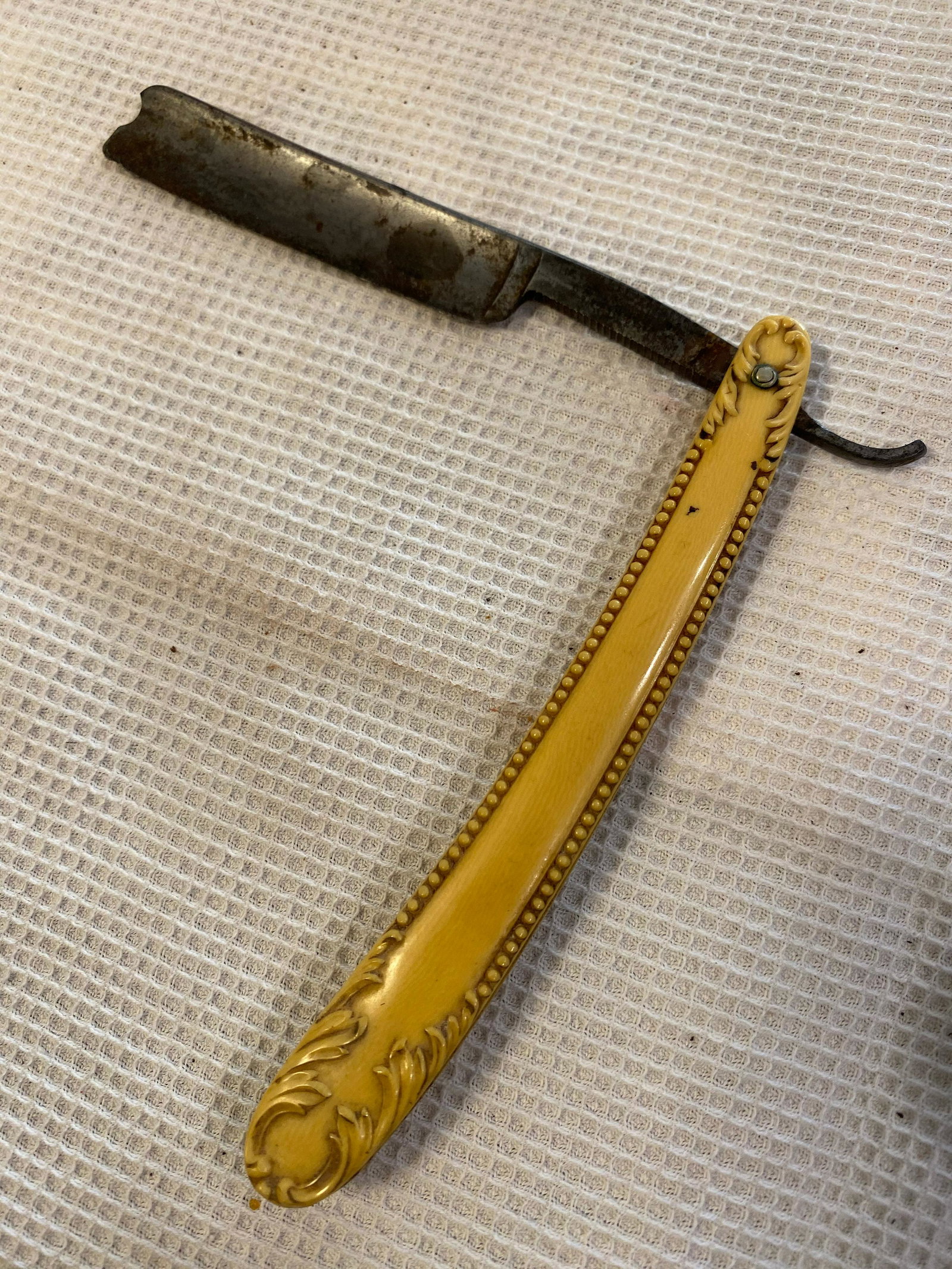 ANTIQUE BONE HANDLE RAZOR: ANTIQUE BONE HANDLE RAZOR. A GREAT ADDITION TO YOUR COLLECTION.