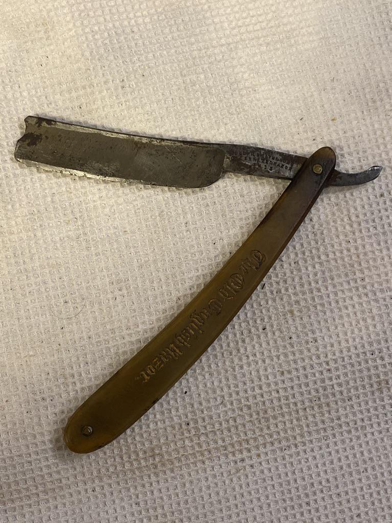 OLD ENGLISH RAZOR JOSEPH H. SMITH RAZOR: OLD ENGLISH RAZOR JOSEPH H. SMITH RAZOR. IN OK CONDITION. NEEDS TLC. OPENS AND CLOSES FINE. ADD IT TO YOUR COLLECTION TODAY!
