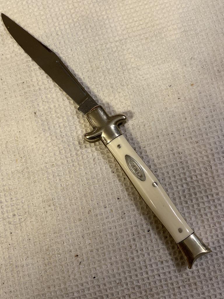 W.R. CASE & SONS I-1051 POCKET KNIFE: W.R. CASE & SONS I-1051 POCKET KNIFE. IN EXCELLENT SHAPE AND OVERALL CONDITION. A GREAT ADDITION TO YOUR COLLECTION.