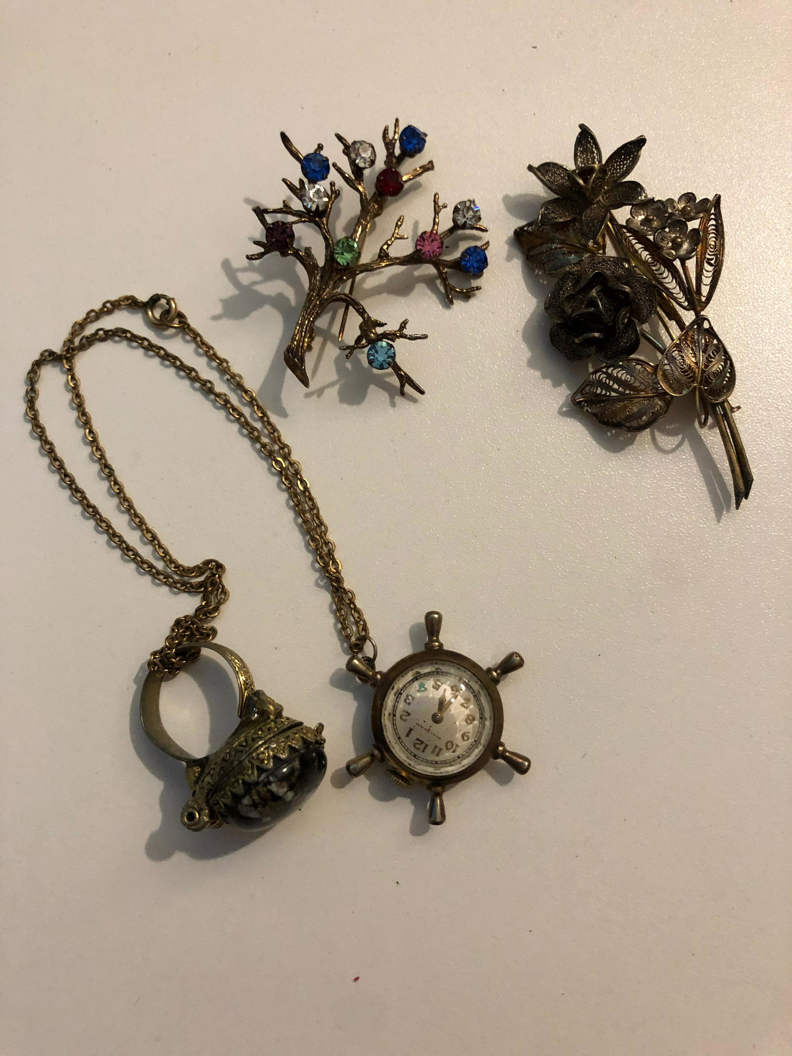 VINTAGE STERLING SILVER JEWELRY LOT: VINTAGE STERLING SILVER JEWELRY LOT. LOT INCLUDES ANTIQUE BROACHES, ANTIQUE WATCH PENDANT & A POISON RING. A GREAT ADDITION TO YOUR COLLECTION!