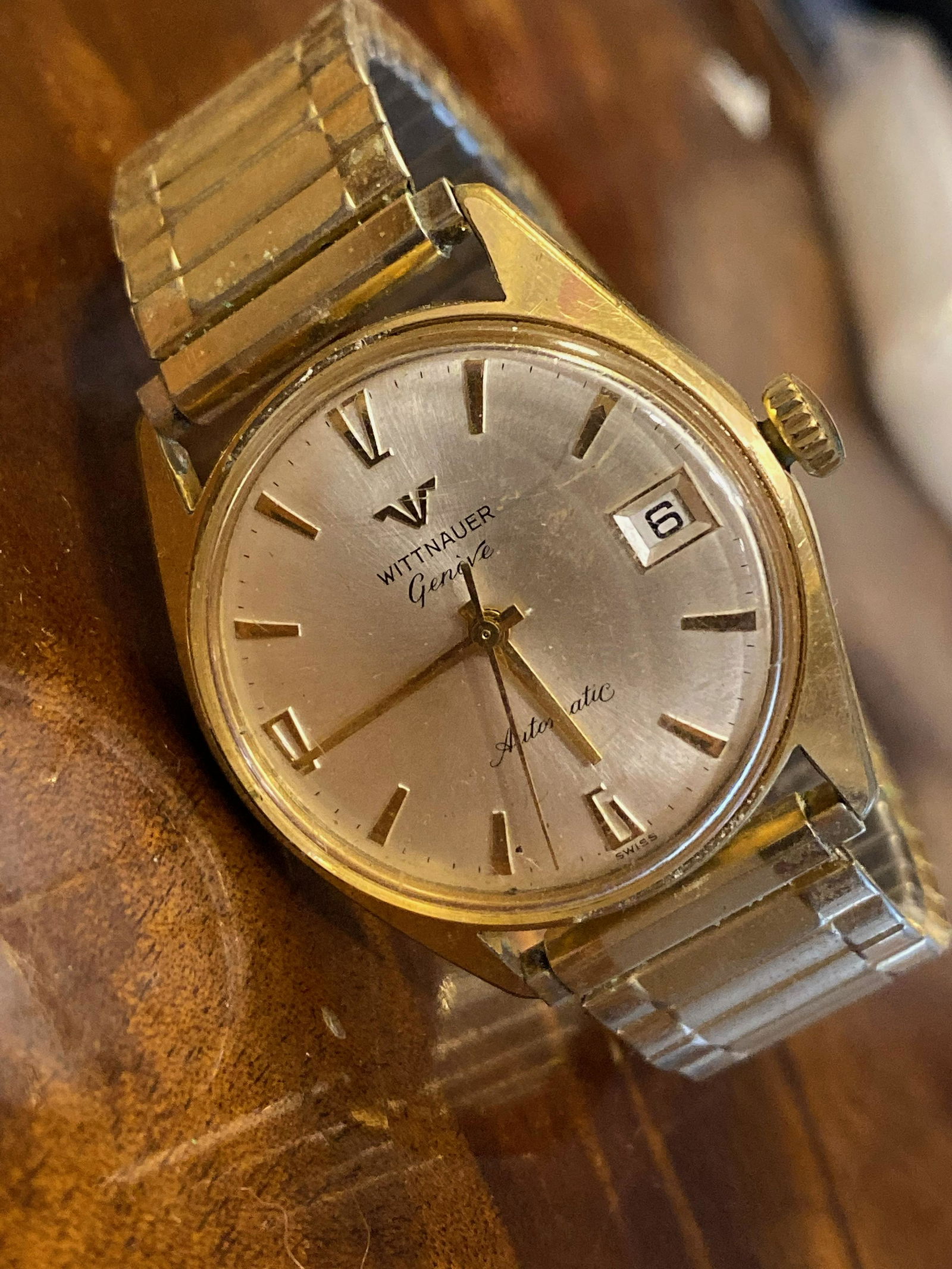 WITTNAUER GENEVE MENS AUTOMATIC WATCH: WITTNAUER GENEVE MENS AUTOMATIC WATCH. IN GOOD OVERALL SHAPE AND CONDITION. PLEASE VIEW PICTURES. A GREAT ADDITION TO YOUR COLLECTION.