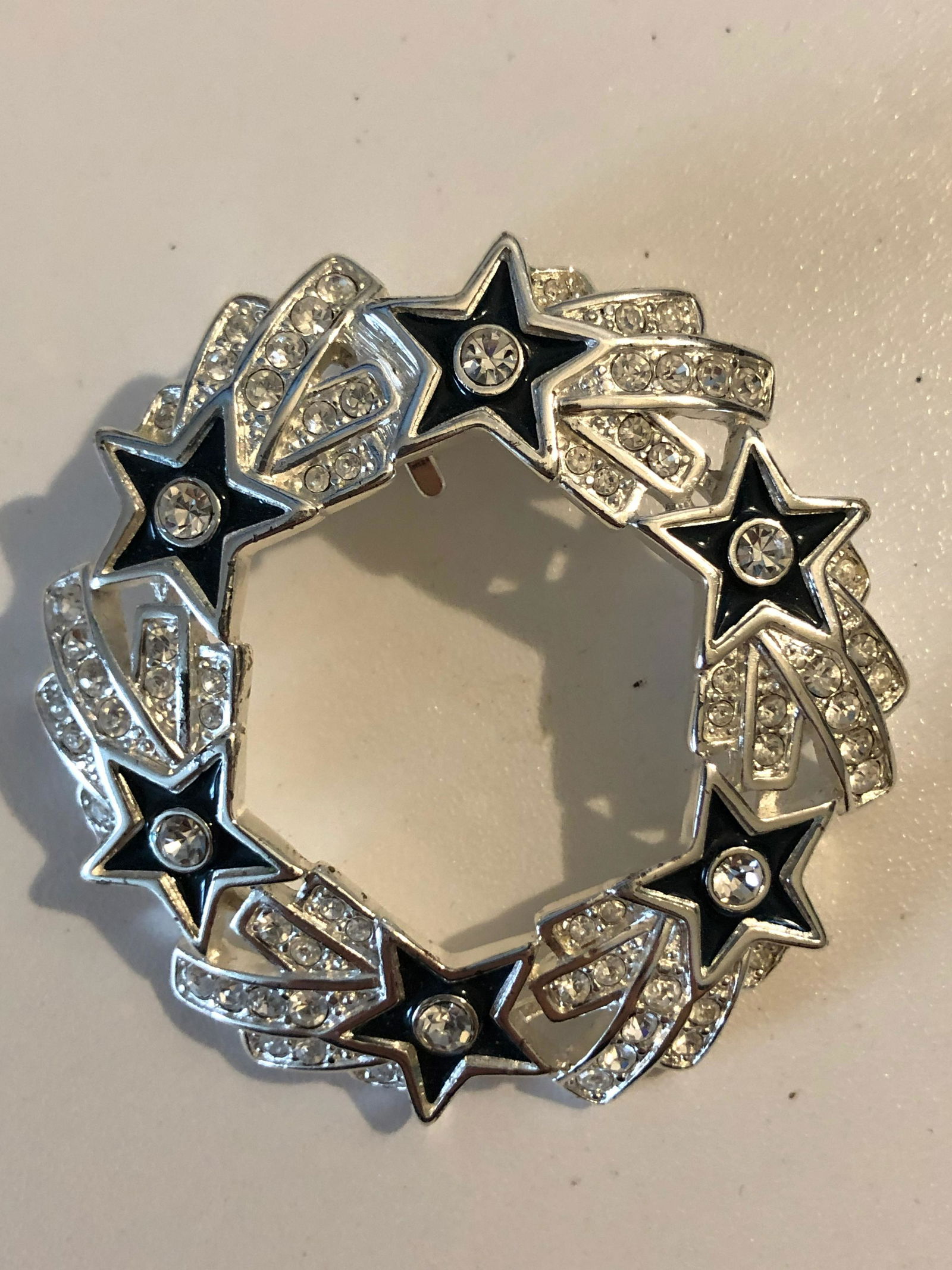 TRIFARI DESIGNER LADIES BROACH: TRIFARI DESIGNER LADIES BROACH. A GREAT ADDITION TO YOUR COLLECTION