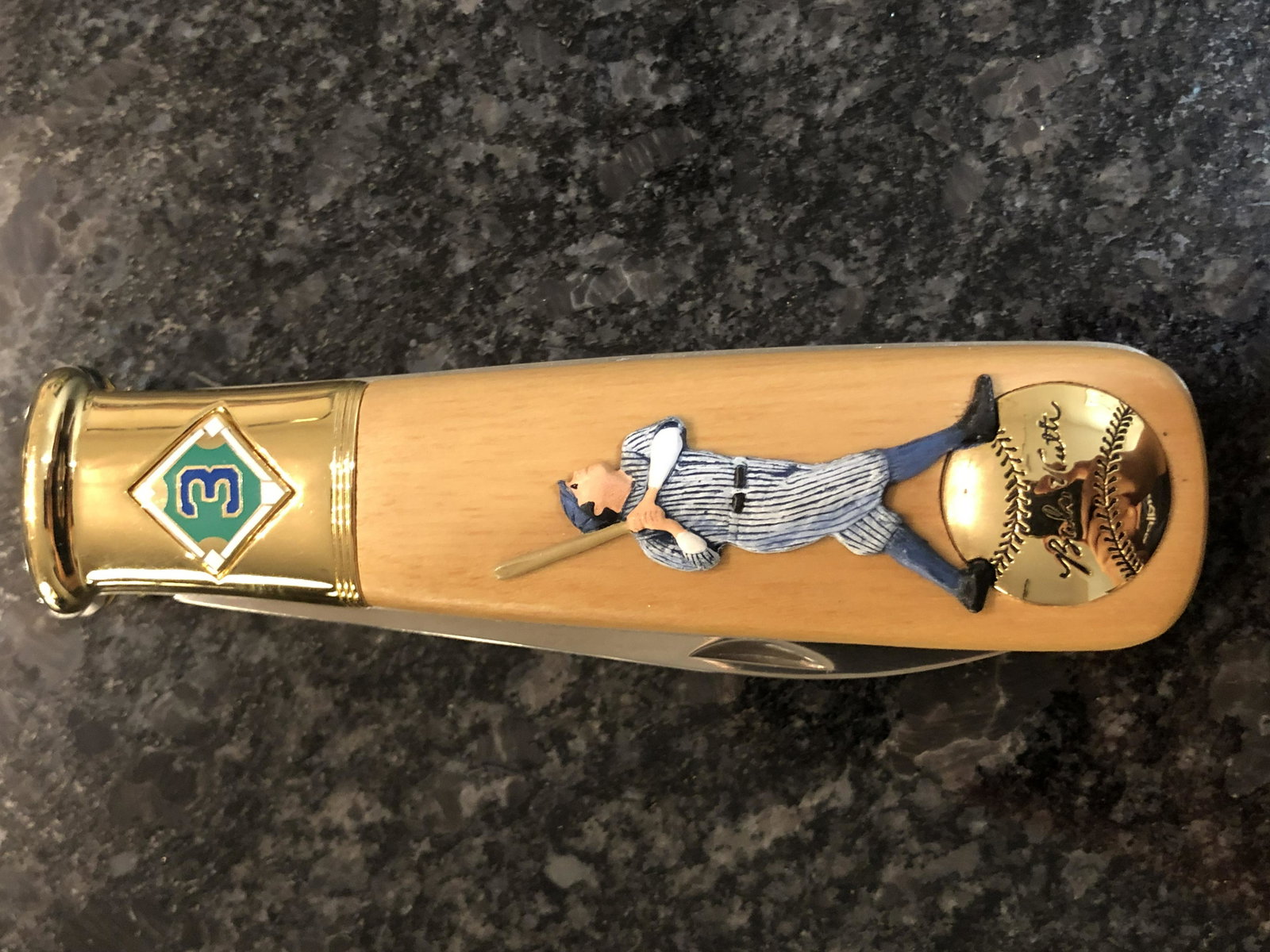FRANKLIN MINT BABE RUTH BASEBALL POCKET KNIFE: FRANKLIN MINT BABE RUTH BASEBALL POCKET KNIFE. THIS KNIFE IS A TRIBUTE TO THE FAMOUS BASEBALL PLAYER BABE RUTH. A GREAT FIND AND EXCELLENT ADDITION TO YOUR COLLECTION!