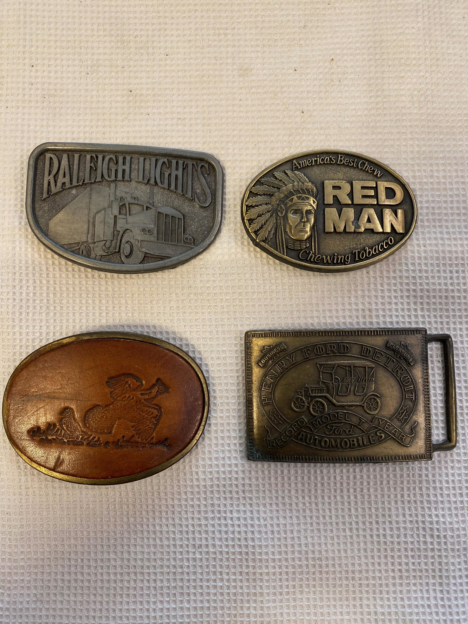 VINTAGE COLLECTIBLE LOT OF BELT BUCKLES: VINTAGE COLLECTIBLE LOT OF BELT BUCKLES. PLEASE VIEW PICTURES. A GREAT FIND AND AN EXCELLENT ADDITION TO YOUR COLLECTION.