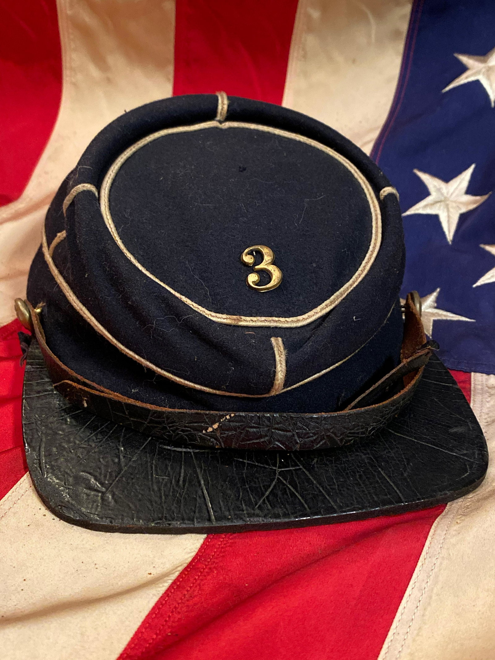 AUTH. CIVIL WAR CONFEDERATE INFANTRY OFFICERS KEPI: AUTH. CIVIL WAR CONFEDERATE INFANTRY OFFICERS KEPI. THIS IS A VERY RARE FIND. IT IS IN MINT OVERALL SHAPE AND CONDITION FOR ITS AGE. HAS A BEAUTIFUL OVERALL PATINA WITH INFANTRY "I" BUTTONS. KEPI SHOW