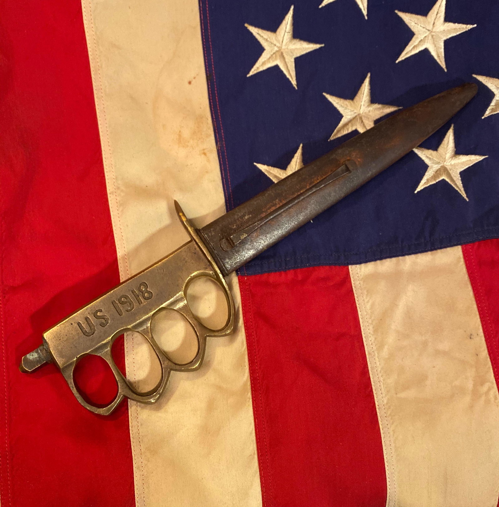 ORIG. U.S. MODEL 1918 MARK I TRENCH KNIFE AU LION -: ORIG. U.S. MODEL 1918 MARK I TRENCH KNIFE AU LION - KNUCKLE DUSTER. IN EXCELLENT MINT SHAPE AND OVERALL CONDITION WITH A BEAUTIFUL OVERALL PATINA. MARKED AU LION ON THE BLADE. A NICE HONEST EXAMPLE OF