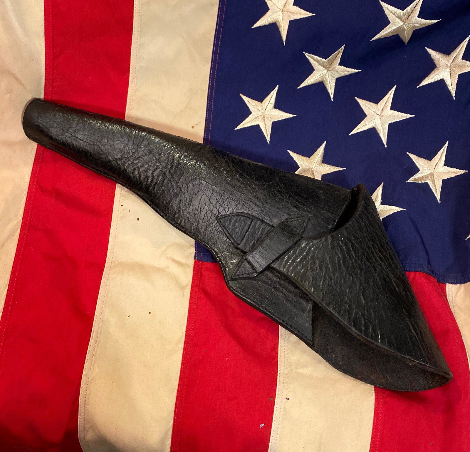 RARE CIVIL WAR COLT DRAGOON HOLSTER FOR TYPE I OR II: RARE CIVIL WAR COLT DRAGOON HOLSTER FOR TYPE I OR II REVOLVER. IN EXCELLENT OVERALL SHAPE AND CONDITION WITH A BEAUTIFUL OVERALL PATINA. THIS IS A RARE FIND THAT WOULD MAKE A GREAT ADDITION TO YOUR CO