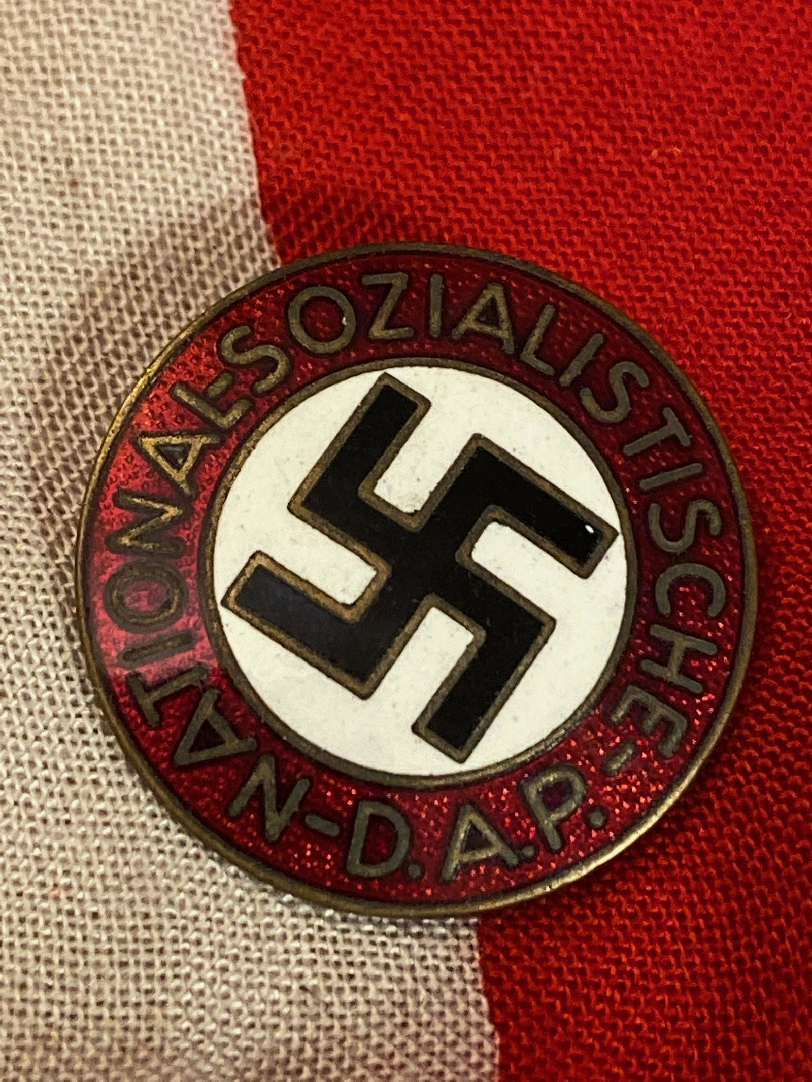WW2 GERMAN NAZI DAP SOZIALISTISCHE POLITICAL PIN: WW2 GERMAN NAZI DAP SOZIALISTISCHE POLITICAL PIN. IN EXCELLENT SHAPE AND OVERALL CONDITION WITH A BEAUTIFUL OVERALL PATINA. THE ENAMAL IS CRIPS AND MINT. A GREAT FIND AND AN EXCELLENT ADDITION TO YOUR