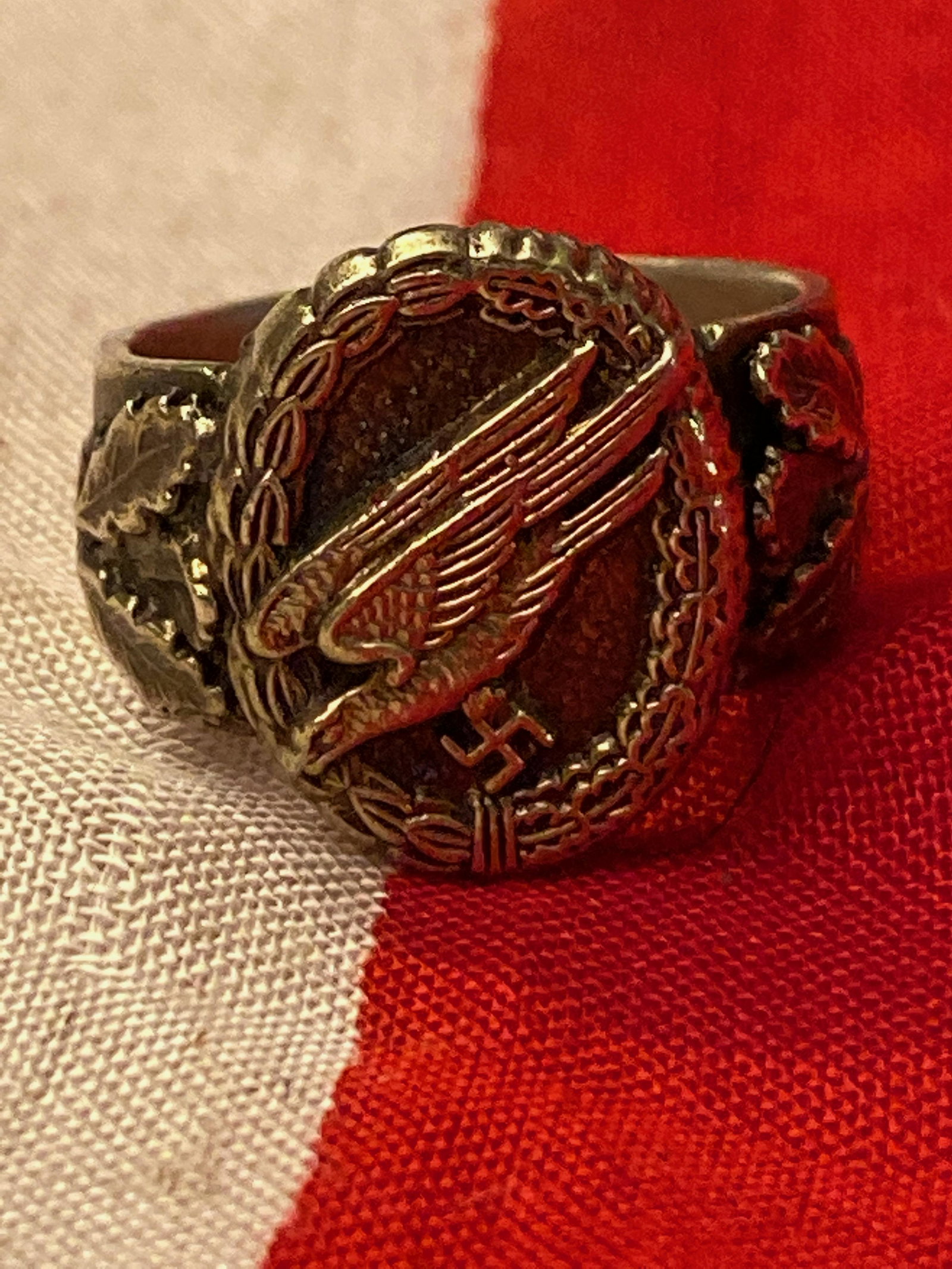 WW2 GERMAN LUFTWAFFE PARATROOPER RING: WW2 GERMAN LUFTWAFFE PARATROOPER RING. IN EXCELLENT SHAPE AND OVERALL CONDITION WITH A BEAUTIFUL OVERALL PATINA. IN GREAT SHAPE AND CONDITION. APPROX. A SIZE 10. A GREAT FIND AND AN EXCELLENT ADDITION
