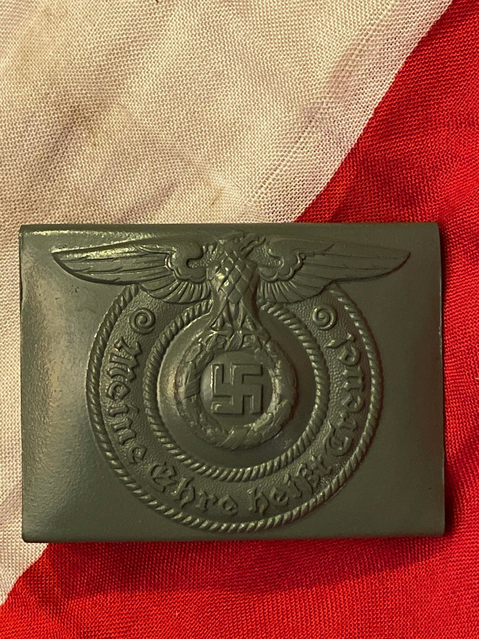 WW2 GERMAN NAZI WAFFEN SS OFFICER BELT BUCKLE: WW2 GERMAN NAZI WAFFEN SS OFFICER BELT BUCKLE. IN EXCELLENT OVERALL SHAPE AND CONDITION WITH A BEAUTIFUL OVERALL PATINA. PLEASE VIEW ALL DETIALED PICTURES. A GREAT FIND AND AN EXCELLENT ADDITION TO YO