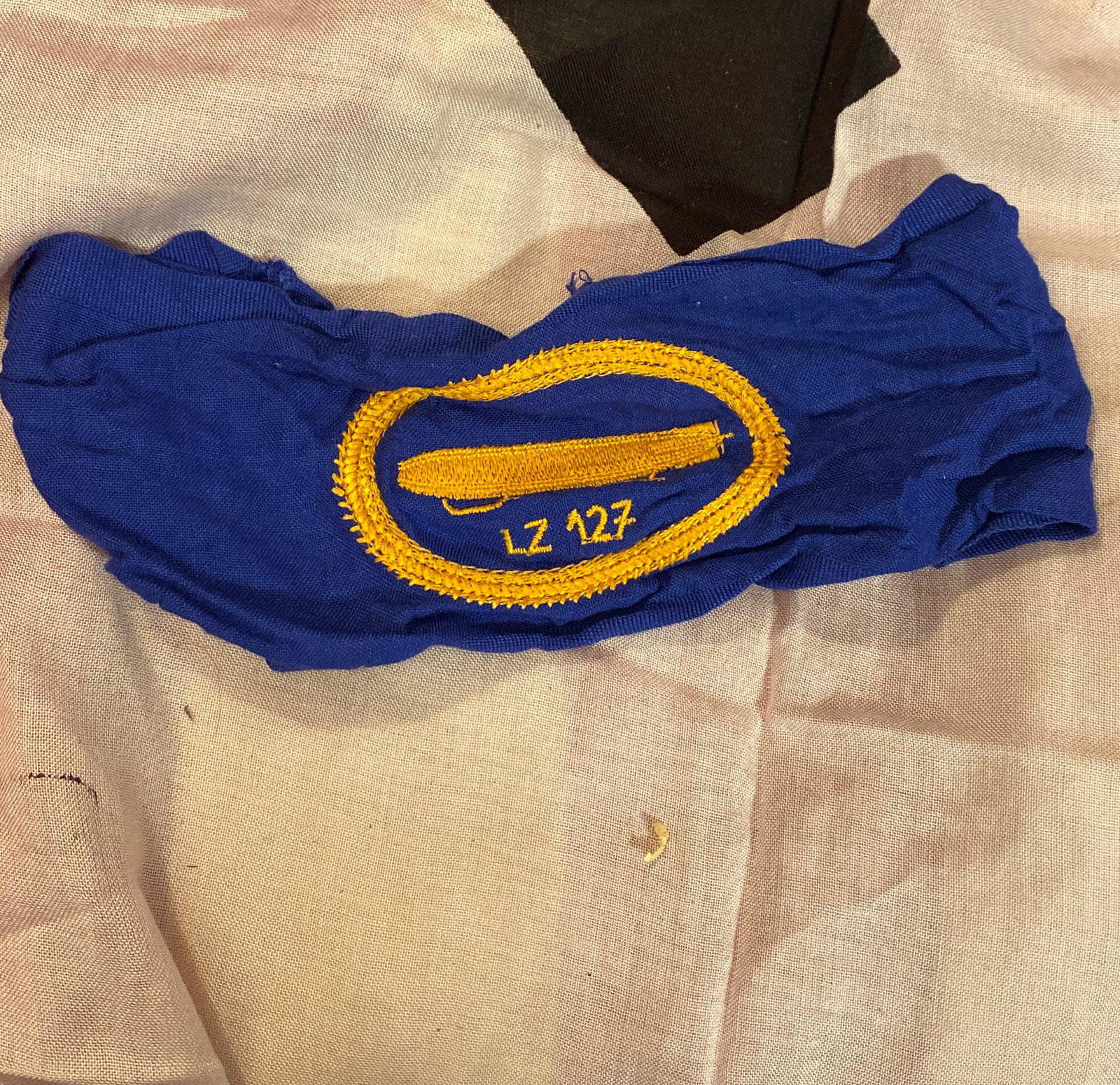 WW1 GERMAN GRAF ZEPPELIN LZ 127 ARMBAND: WW1 GERMAN GRAF ZEPPELIN LZ 127 ARMBAND. IN MINT OVERALL SHAPE AND CONDITION WITH A BEAUTIFUL OVERALL PATINA. A GREAT FIND AND AN EXCELLENT ADDITION TO YOUR COLLECTION.