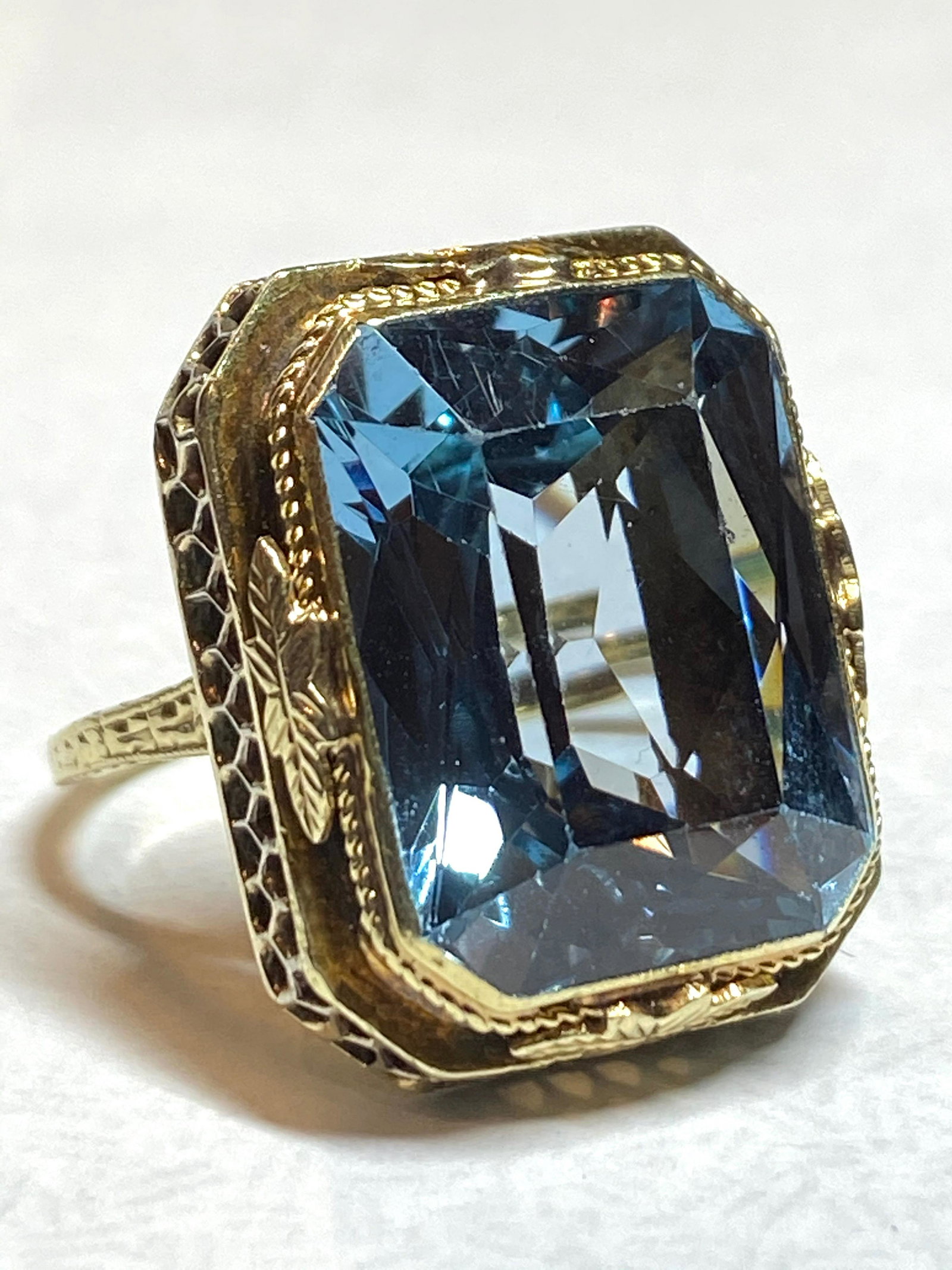 ANTIQUE 14K GOLD 25 CT AQUAMARINE ART DECO RING: ANTIQUE 14K GOLD 25 CT AQUAMARINE ART DECO RING. THIS RING IS TRULY A SHOWPIECE FEATURING A BRILLIANT DARK BLUE CENTER AQUAMARINE ON A BEAUTIFUL ART-DECO MOUNTING. THIS IS ONE OF THE BEST AQUAMARINE R
