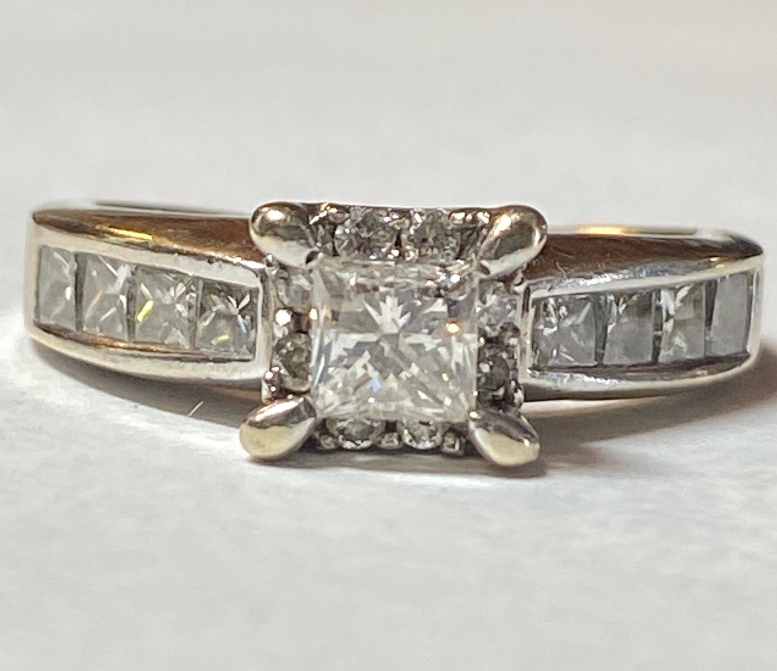 14K GOLD 1.65 TCW SI, G DIAMONDS WEDDING RING: 14K GOLD 1.65 TCW SI, G DIAMONDS WEDDING RING. RING HAS A CENTER 0.40 CT PRINCESS CUT DIAMOND, ACCENTED WITH 1.25 TCW MATCHING DIAMONDS. RING IS A SIZE 7 AND WEIGHS 3 DWT. A GREAT FIND AND AN EXCELLEN