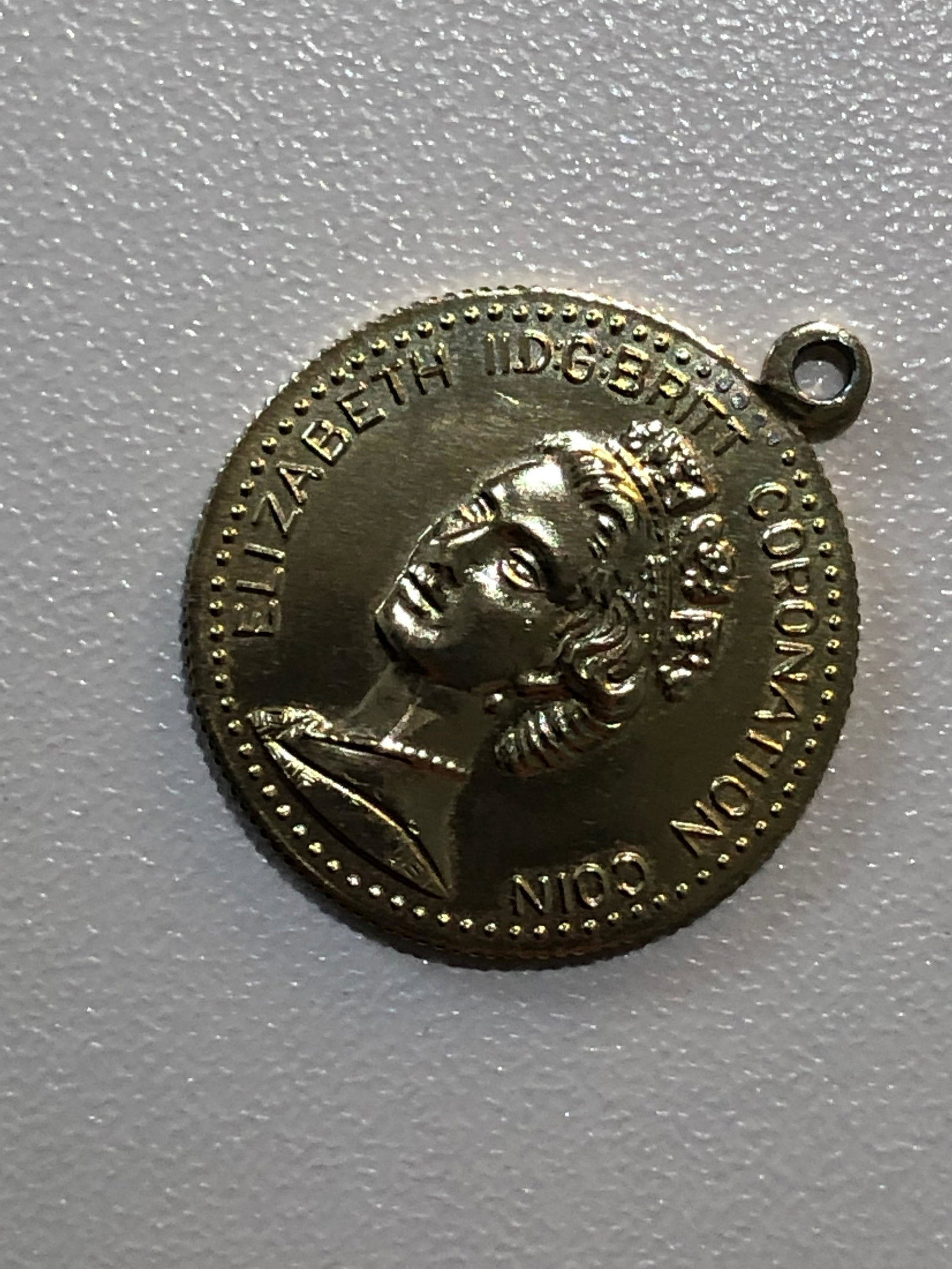 ANTIQUE ELIZABETH II COIN PENDANT: ANTIQUE ELIZABETH II COIN PENDANT
