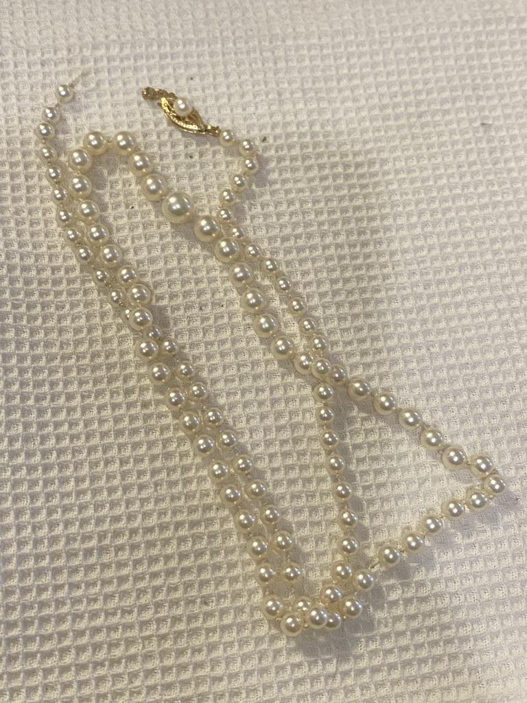 14K GOLD LADIES PEARL NECKLACE: 14K GOLD LADIES PEARL NECKLACE. BROKEN ON THE END, EASY FIX.
