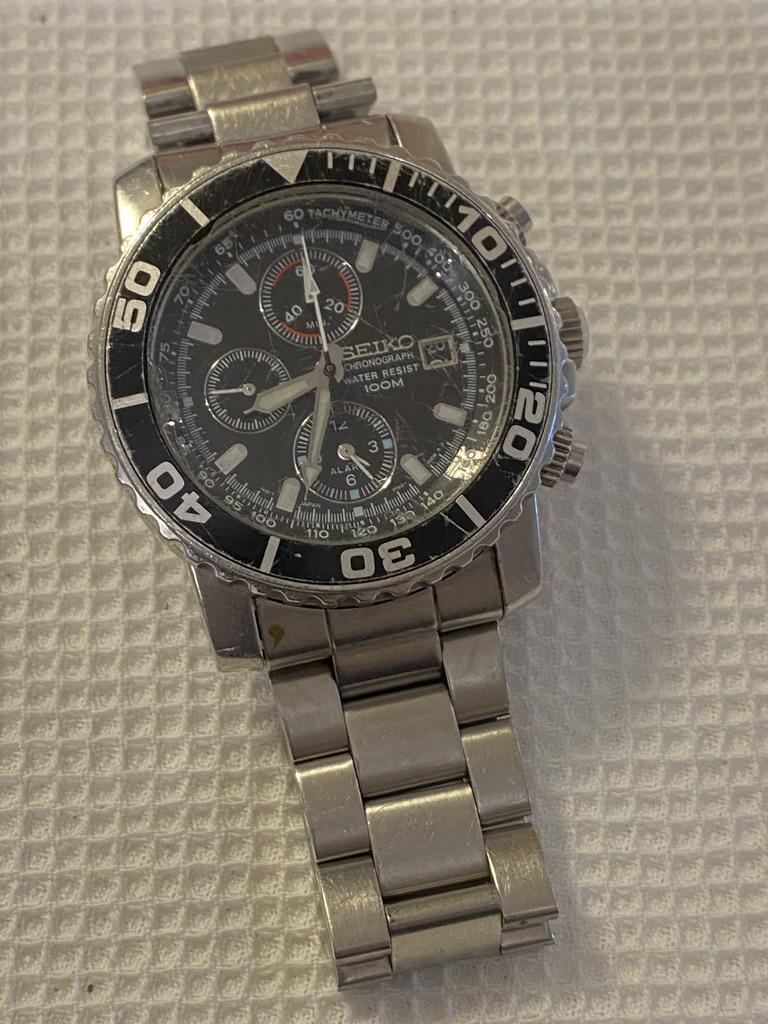 MENS SEIKO CHRONOGRAPH WRISTWATCH: MENS SEIKO CHRONOGRAPH WRISTWATCH. NEEDS A BATTERY!