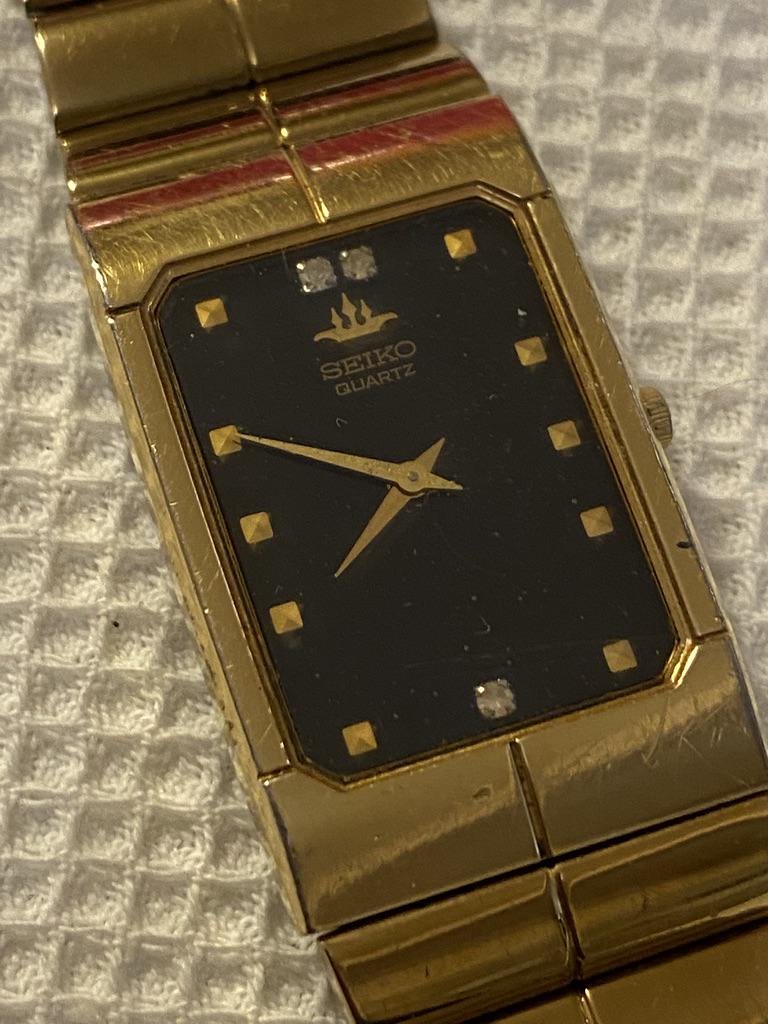 MENS SEIKO QUARTZ WRISTWATCH: MENS SEIKO QUARTZ WRISTWATCH. NEEDS A BATTERY!