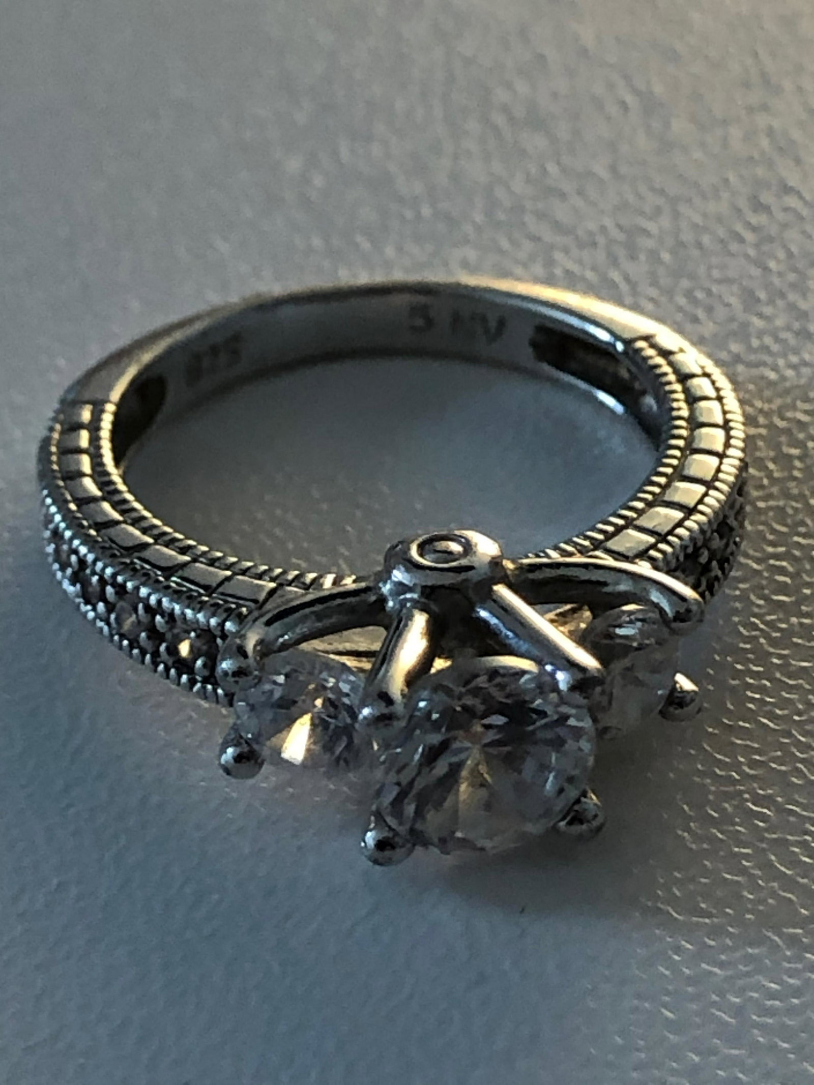 MODERN STERLING SILVER WEDDING RING: MODERN STERLING SILVER WEDDING RING. A GREAT ADDITION TO YOUR COLLECTION.